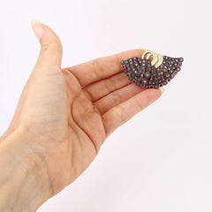 Brosche aus der Edwardianischen Zeit aus 14-karätigem Gold und Silber mit Diamanten und synthetischen Rubinen