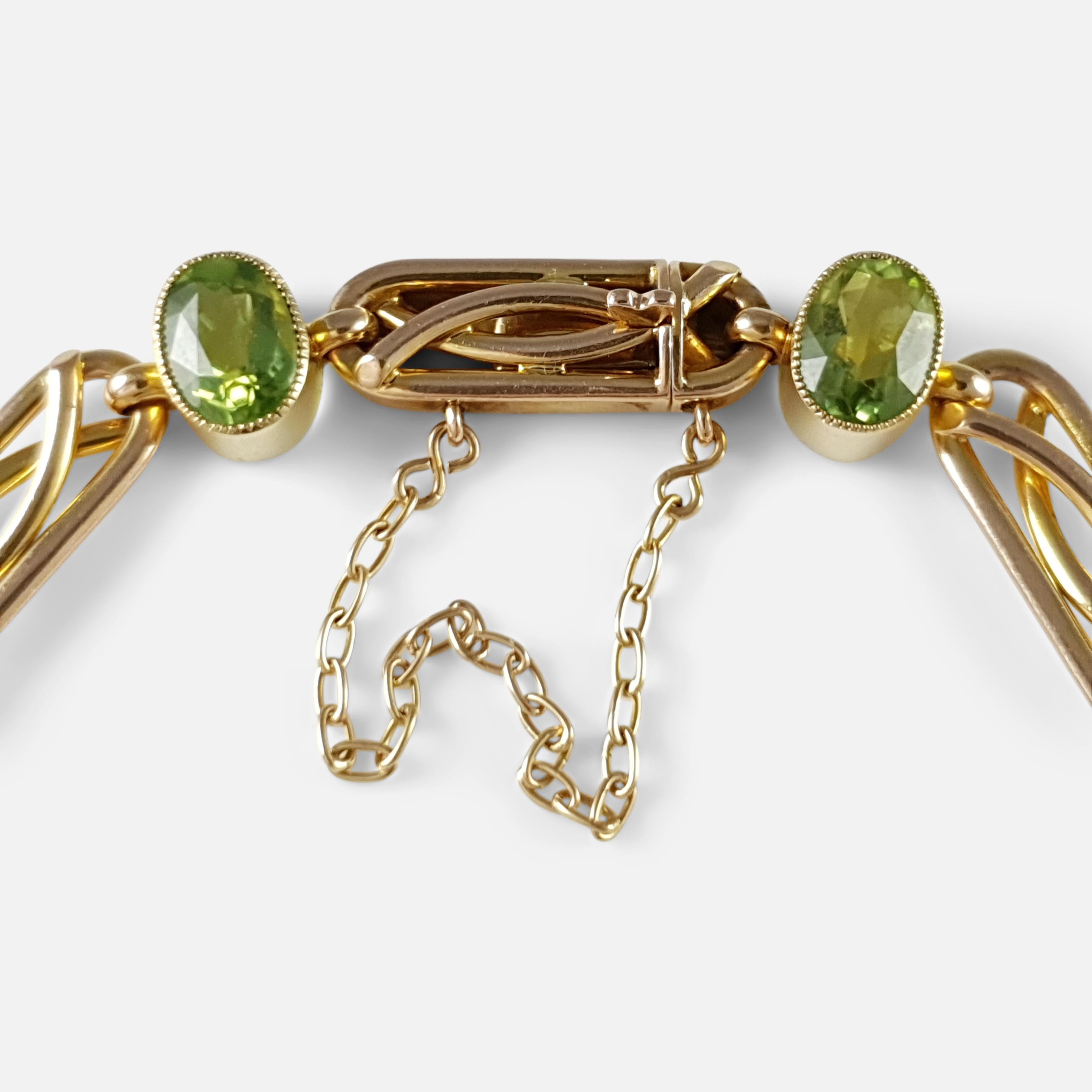 Round Cut Edwardian 15 Karat Yellow Gold Peridot Link Bracelet