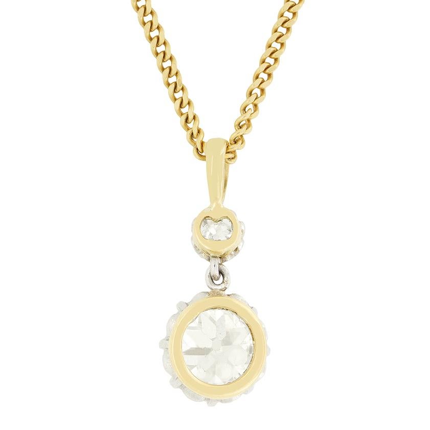 Risalente al periodo edoardiano, questo splendido ciondolo a goccia sfoggia uno scintillante diamante taglio vecchio da 1,50 carati. Incastonato nel platino, il diamante ha un colore tra G e H e una purezza di SI1. Al di sopra della pietra