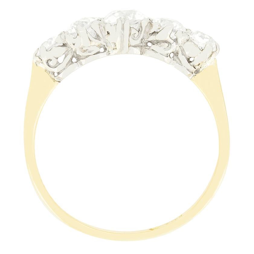 Fünf glitzernde Diamanten im Altschliff sind in diesem edwardianischen Ring zu sehen. Der zentrale Diamant ist der größte und wiegt 0,50 Karat, die beiden flankierenden Steine haben 0,30 Karat, und die beiden Enddiamanten haben jeweils 0,20 Karat.