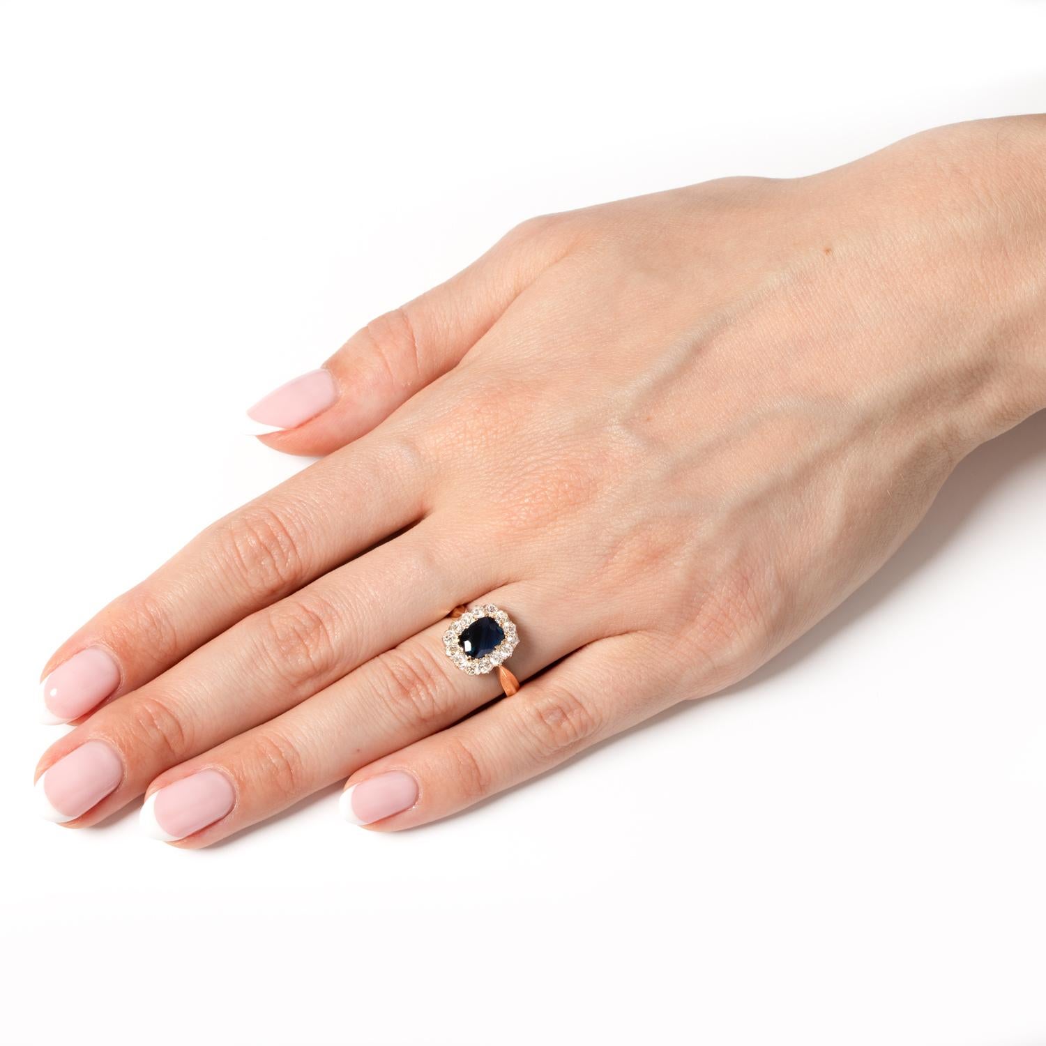 Edwardianischer 1,50 Karat Saphir- und Diamant-Cluster-Ring, ca. 1910er Jahre Damen im Angebot