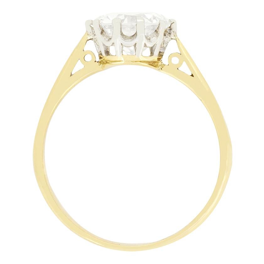 Cette élégante bague solitaire date de l'époque Eleg et s'articule autour d'un scintillant diamant taille ancienne de 1,51 carat. Le diamant est de couleur H et de pureté SI1. Il est élégamment serti dans une monture en platine fabriquée à la main.