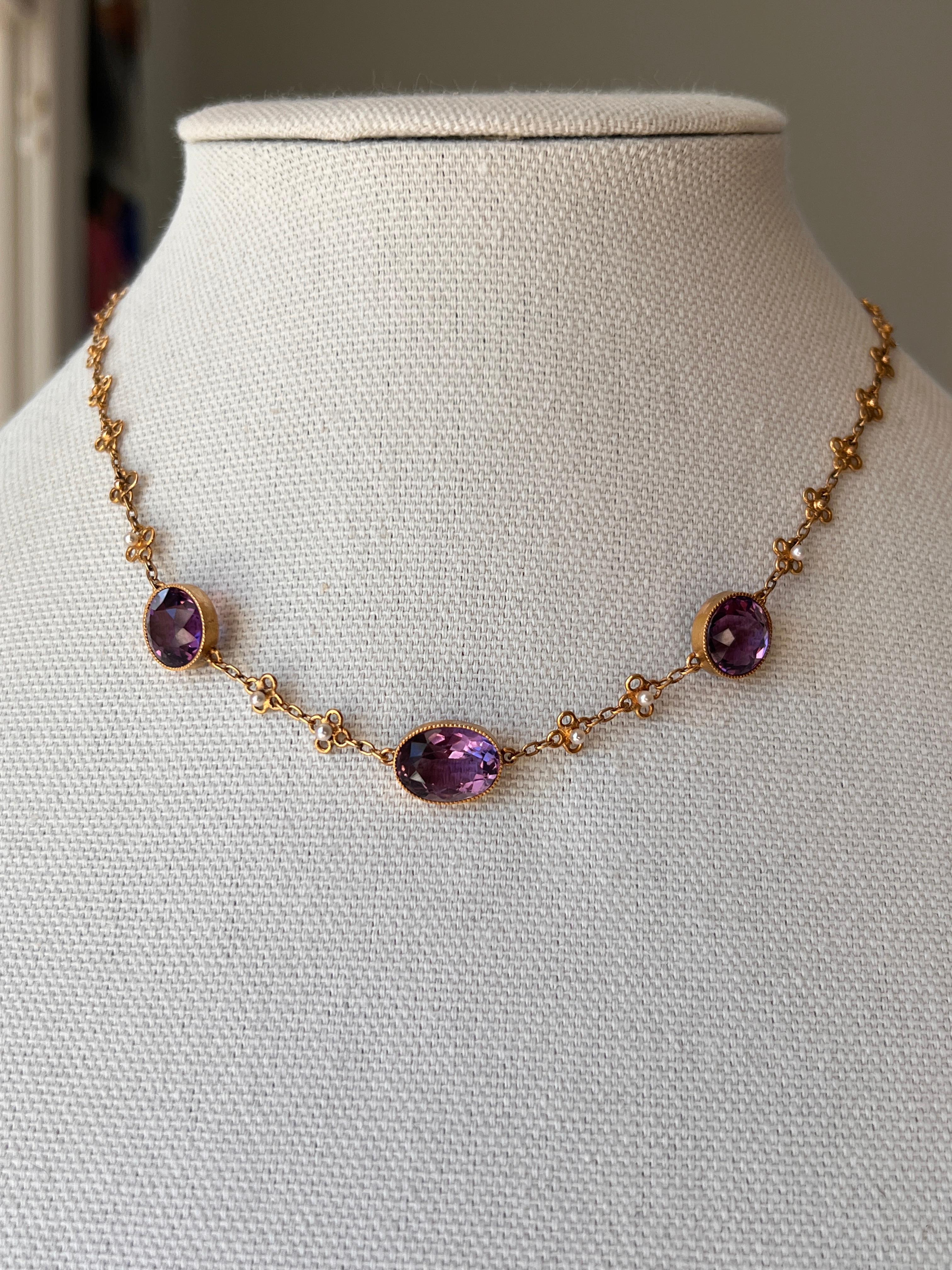 Taglio ovale Collana Station Edwardiana in oro giallo 14k con ametista e perla da 15,35 TCW del 1900 in vendita