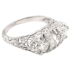 Edwardian 1::55 Karat Drei-Stein-Diamant Platin Filigree Verlobungsring