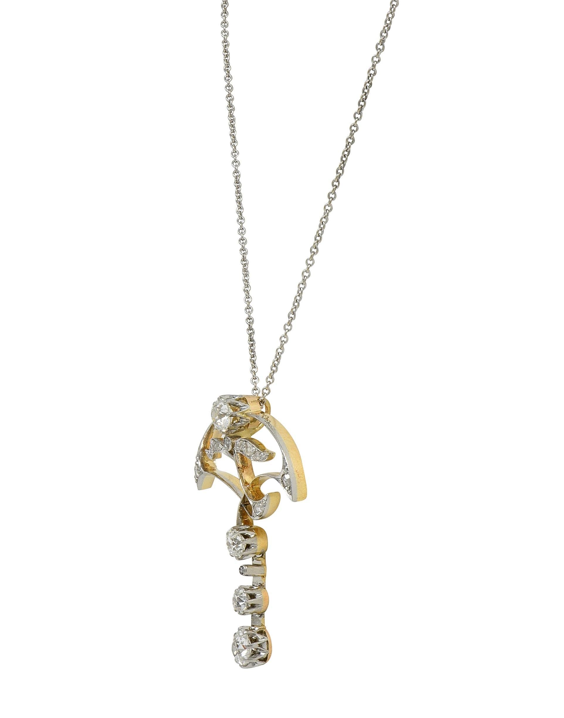 Taille vieille mine Collier pendentif édouardien ancien à fleurs en platine et or 14 carats avec diamants 1,55 carat poids total en vente