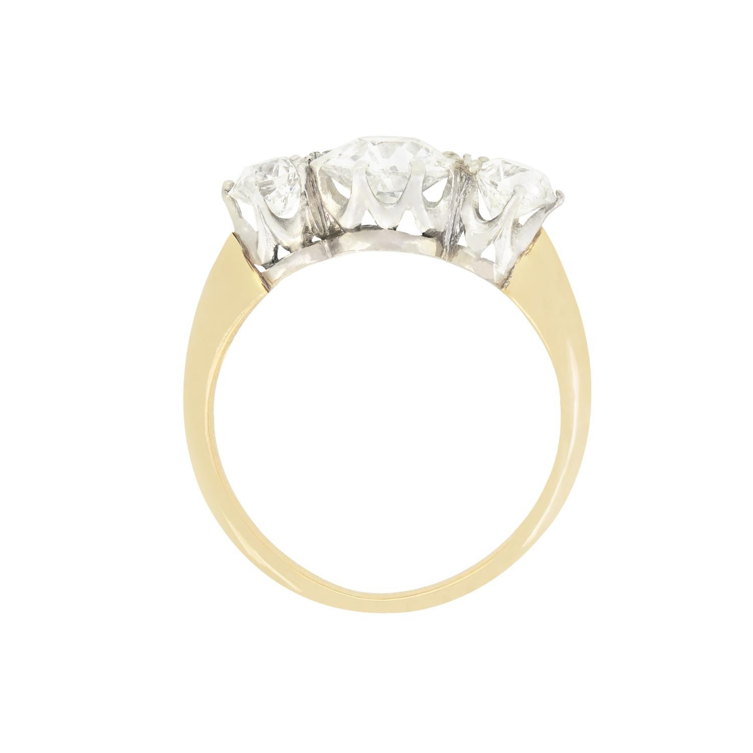 Trois magnifiques diamants de taille ancienne sont mis en valeur dans cette magnifique bague trilogie de l'époque édouardienne. La pierre centrale est la plus grosse (0,95 carat), tandis que les deux pierres adjacentes sont de 0,30 carat chacune,