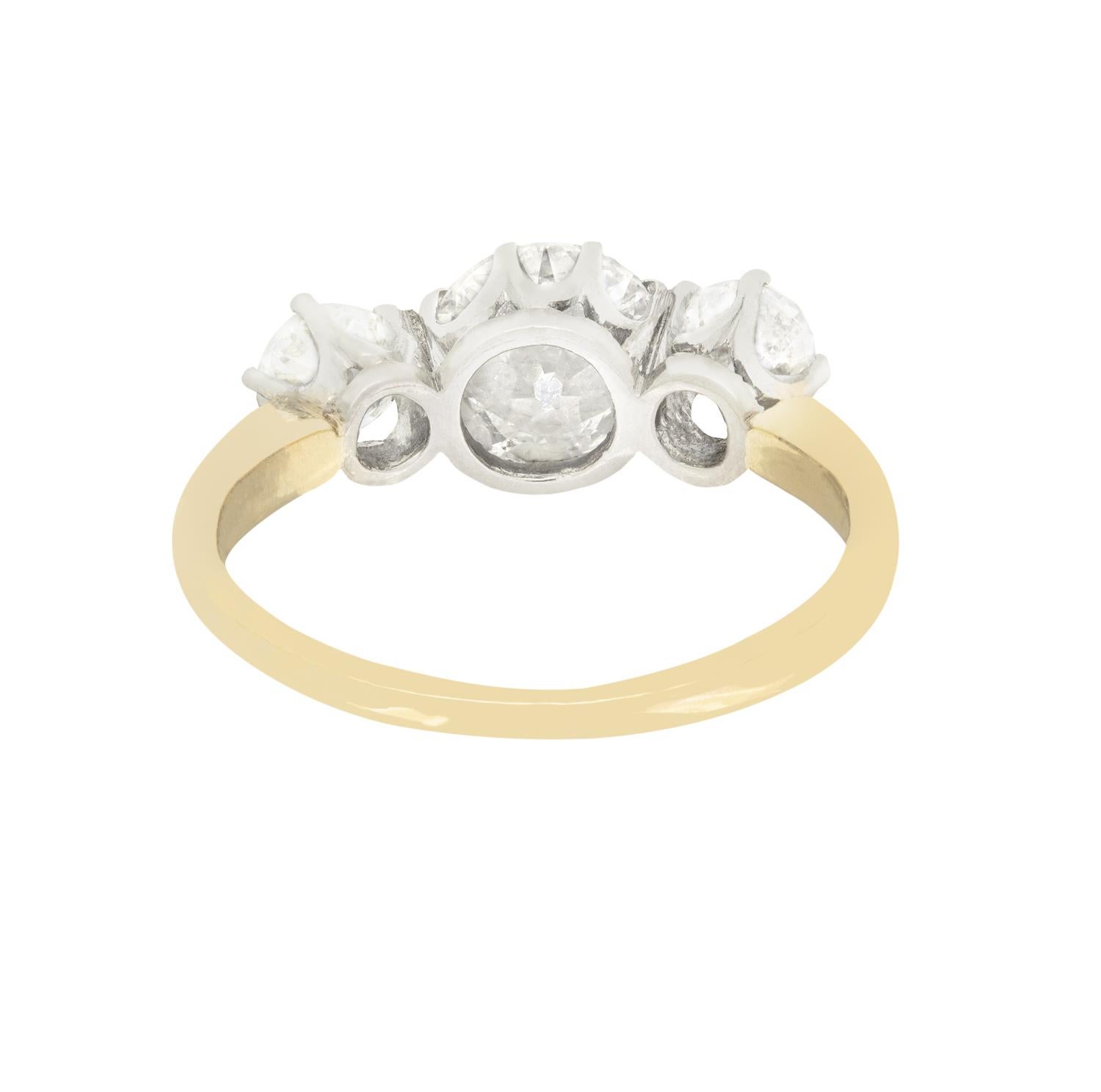 Taille vieille Europe Bague édouardienne de 1,55 ct de diamant à trois pierres, c.1910s. en vente