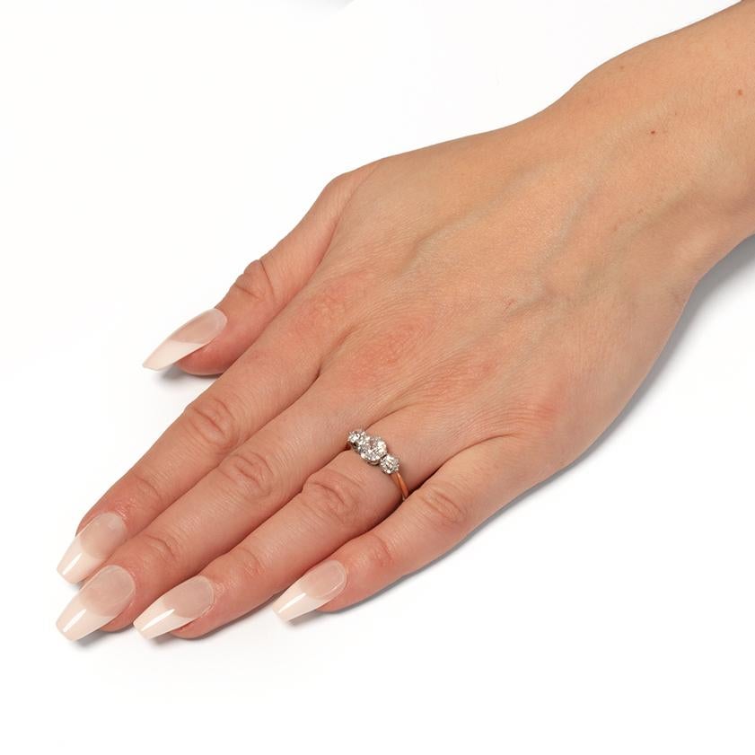 Bague édouardienne de 1,55 ct de diamant à trois pierres, c.1910s. Bon état - En vente à London, GB