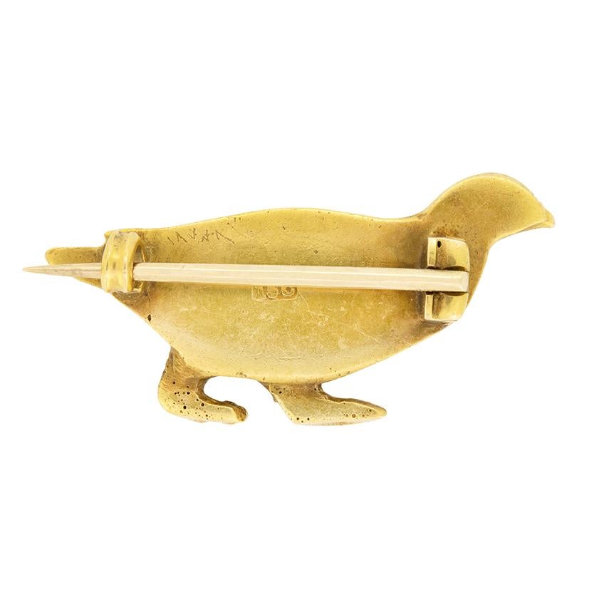 Diese schöne Brosche, ein seltener Fund, wurde in der Edwardianischen Zeit in Form eines Schneehuhns handgefertigt. Die aus 15 Karat Gold gefertigte Brosche zeichnet sich durch eine aufwendige Handgravur aus, die das Moorhuhn zum Leben erweckt. Ein
