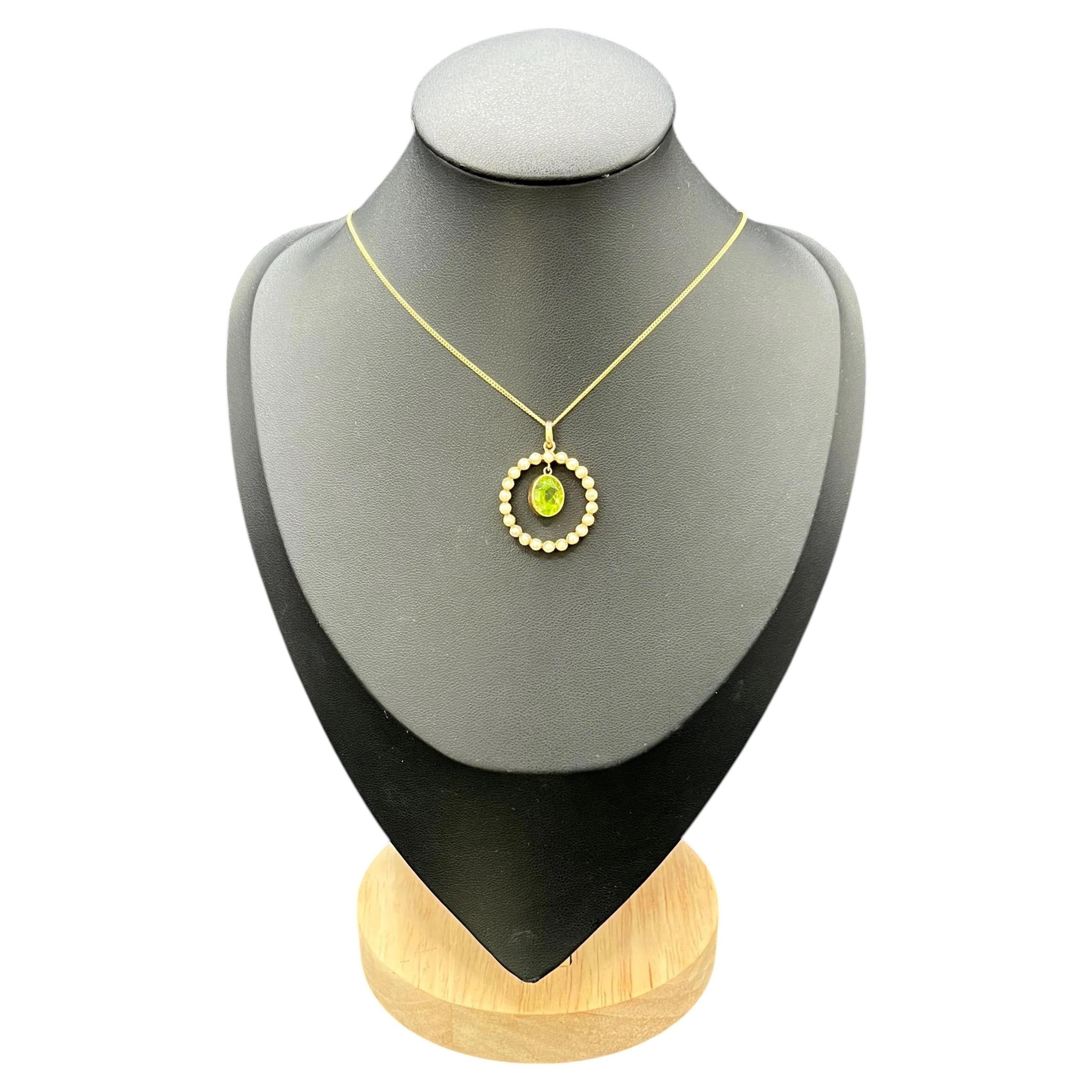Ciondolo edoardiano in oro giallo 15 carati, con peridoto e perle a granello, 1910 circa