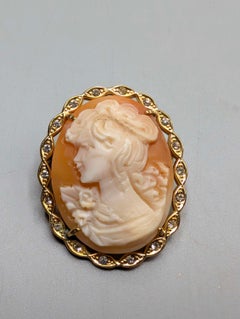 Broche eduardiano con camafeo tallado en concha, de oro de 15k, hacia 1900