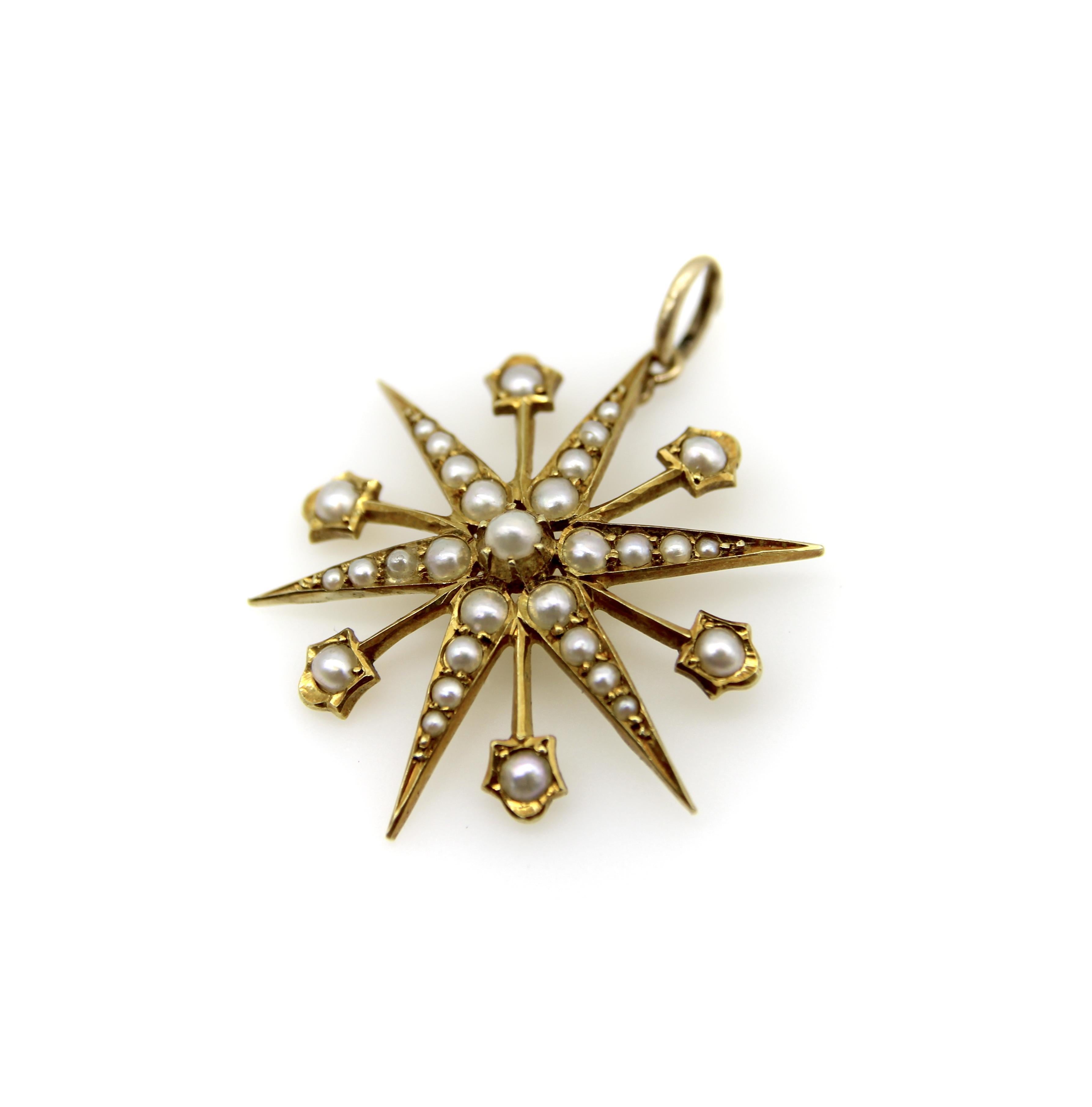 Questo ciondolo a stella in oro 15k di epoca edoardiana ha sei petali simili a fiori che si irradiano verso l'esterno. I petali hanno perle di dimensioni diverse, con le perle più grandi al centro della stella, che circondano una singola perla