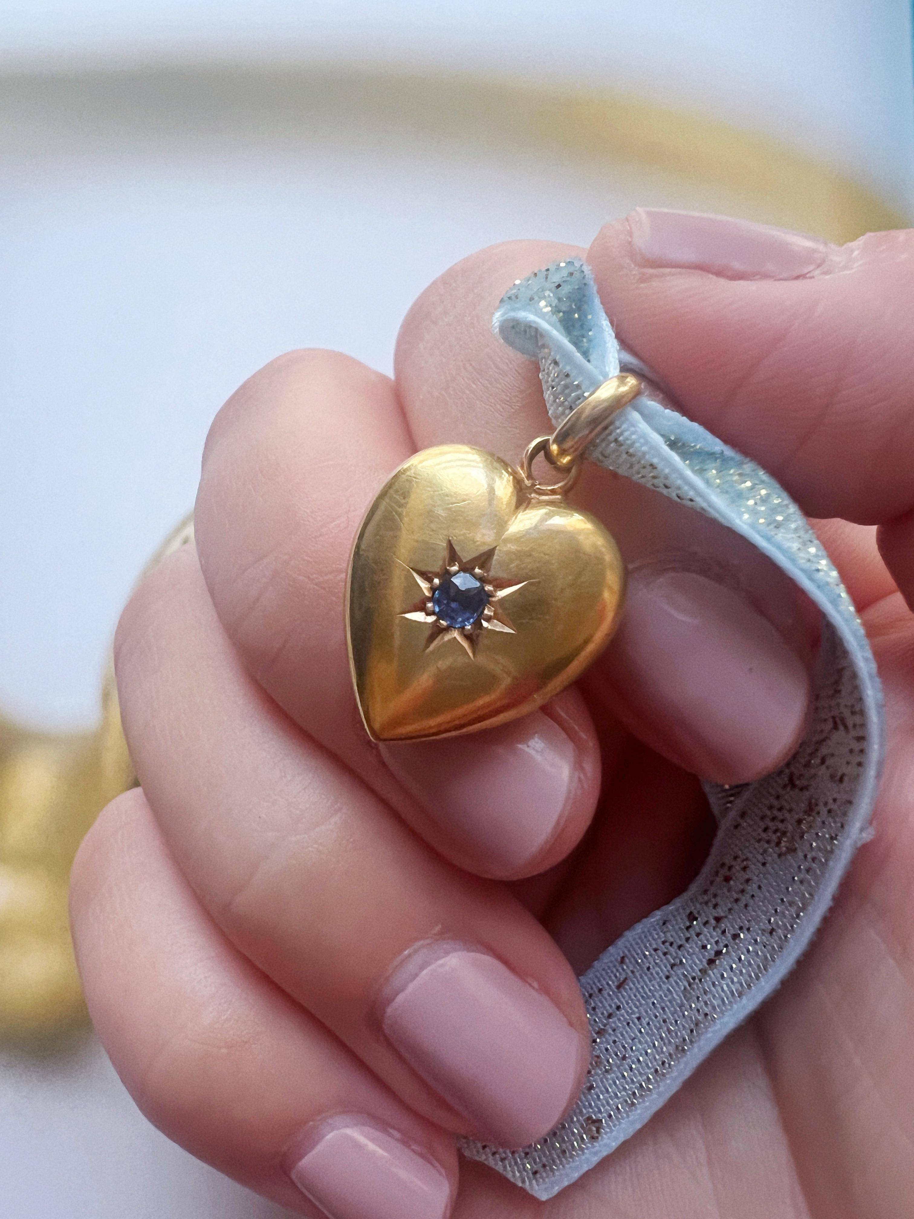 Edwardian 15K gold sapphire star puffy heart charm pendant In Good Condition In Versailles, FR