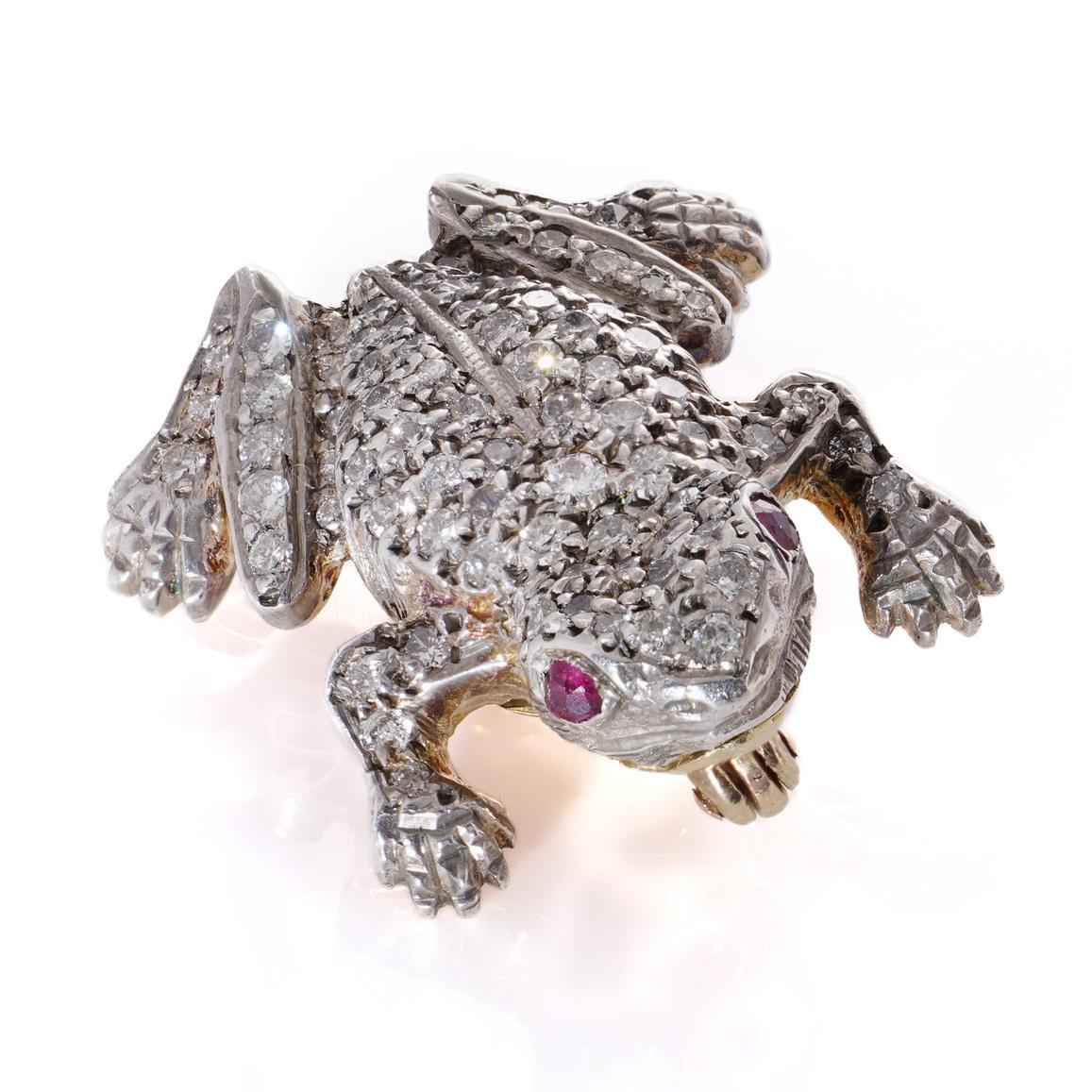 Edwardian 15kt gold and silver frog brooch with diamonds and rubies For Sale 1
