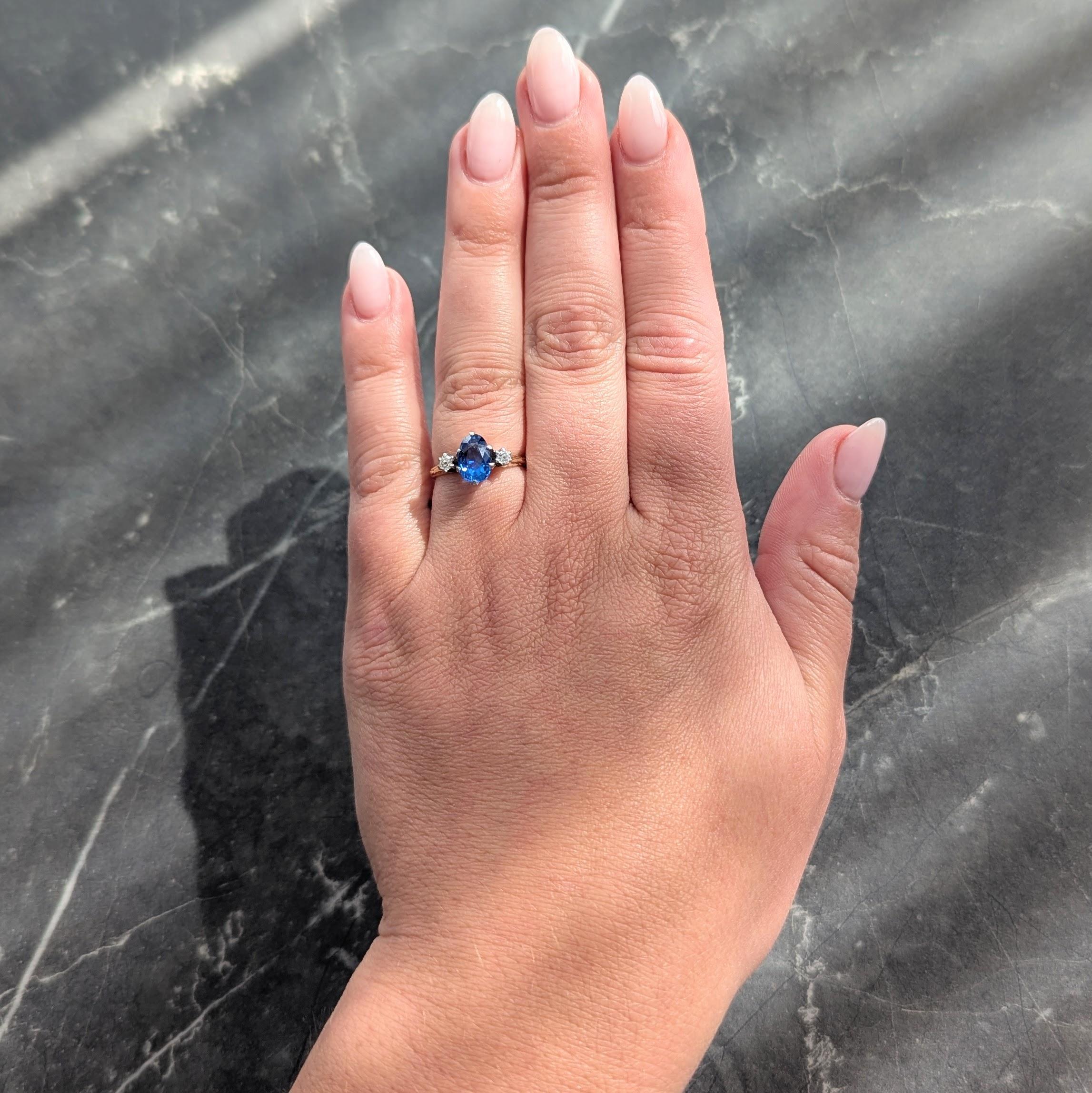 Centré sur un saphir ovale taillé en pointe pesant environ 1,52 carats - bleu moyen transparent et brillant
Flanqué de diamants de taille ancienne pesant environ 0,12 carat au total, il est d'une grande pureté et d'une grande brillance.
Chaque pièce