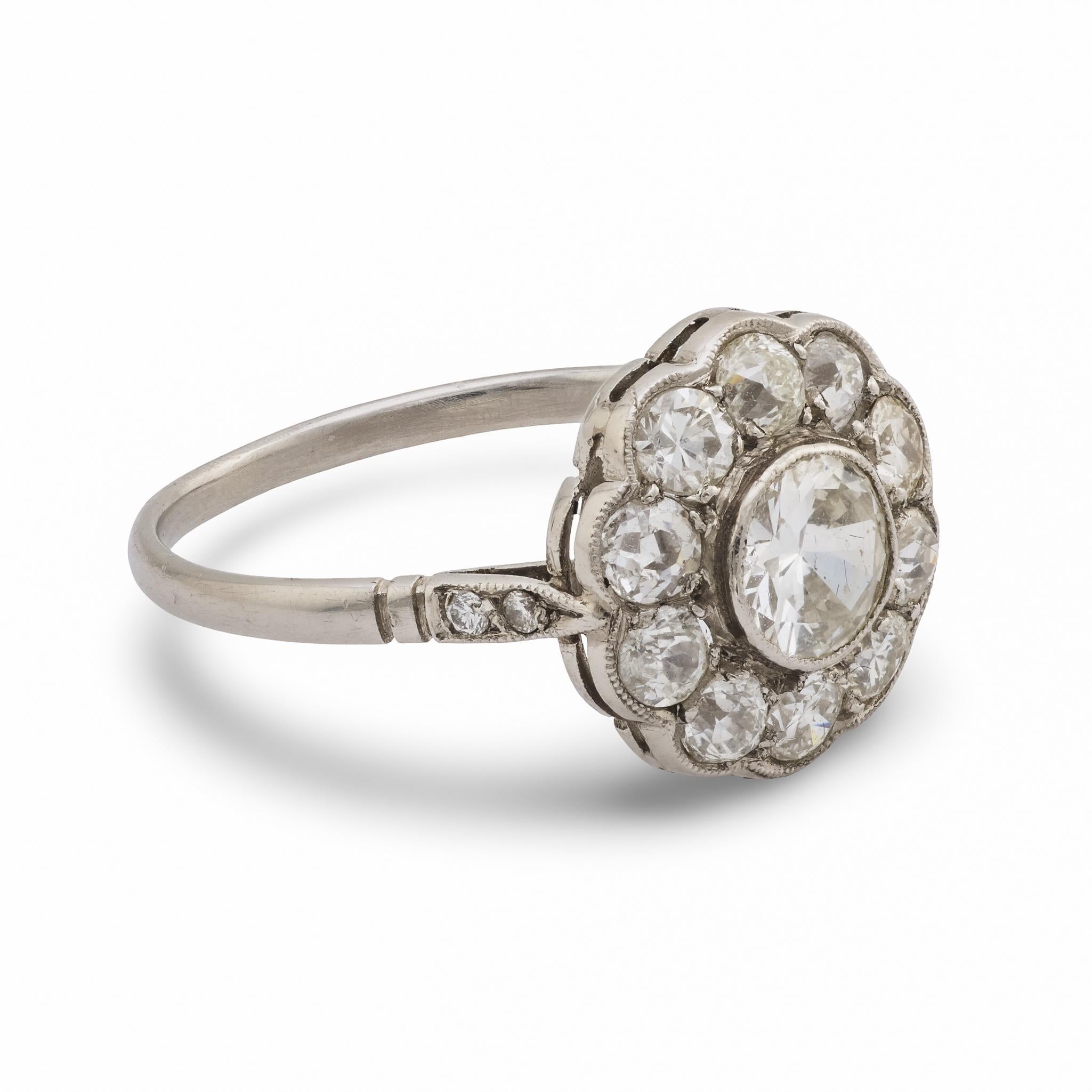 Edwardian 1,65 Karat Gesamtgewicht Diamant Platin-Cluster-Ring (Alteuropäischer Schliff) im Angebot