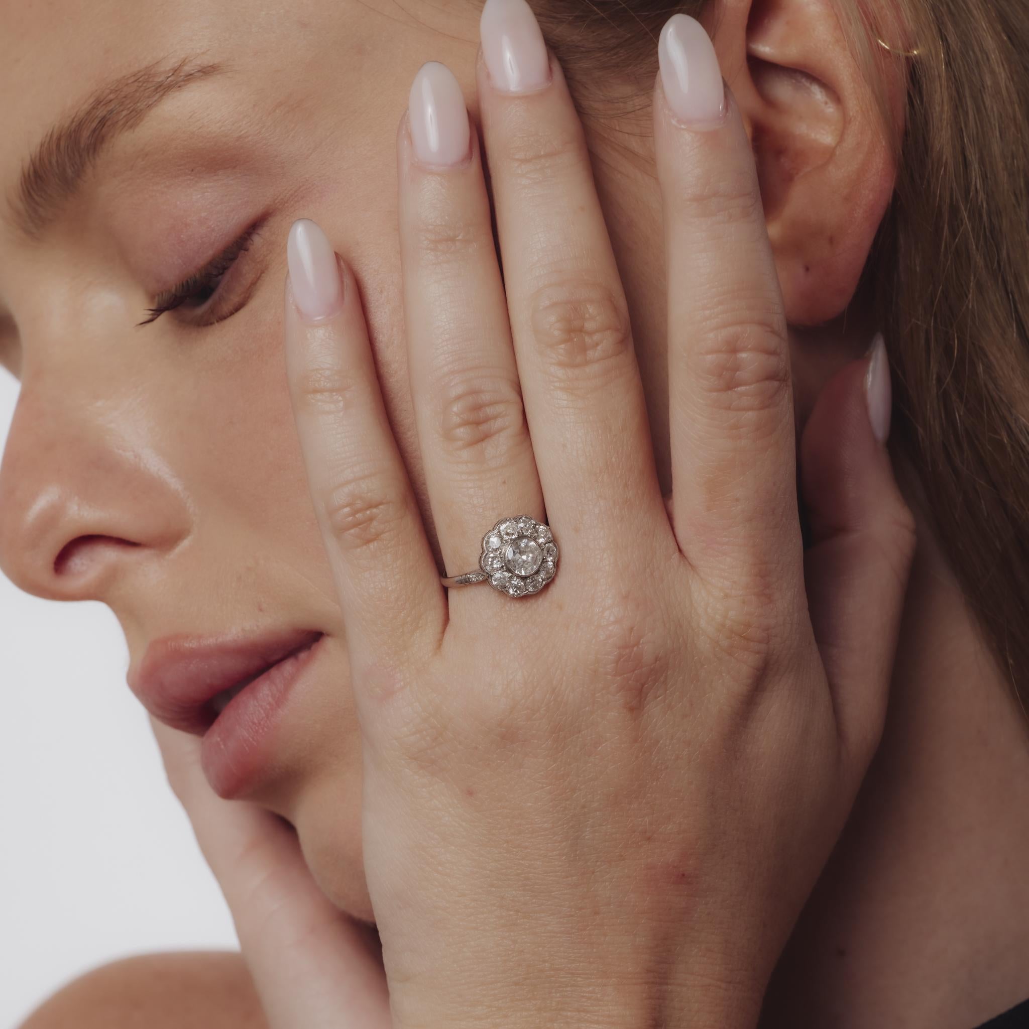 Edwardian 1,65 Karat Gesamtgewicht Diamant Platin-Cluster-Ring im Zustand „Gut“ im Angebot in Beverly Hills, CA