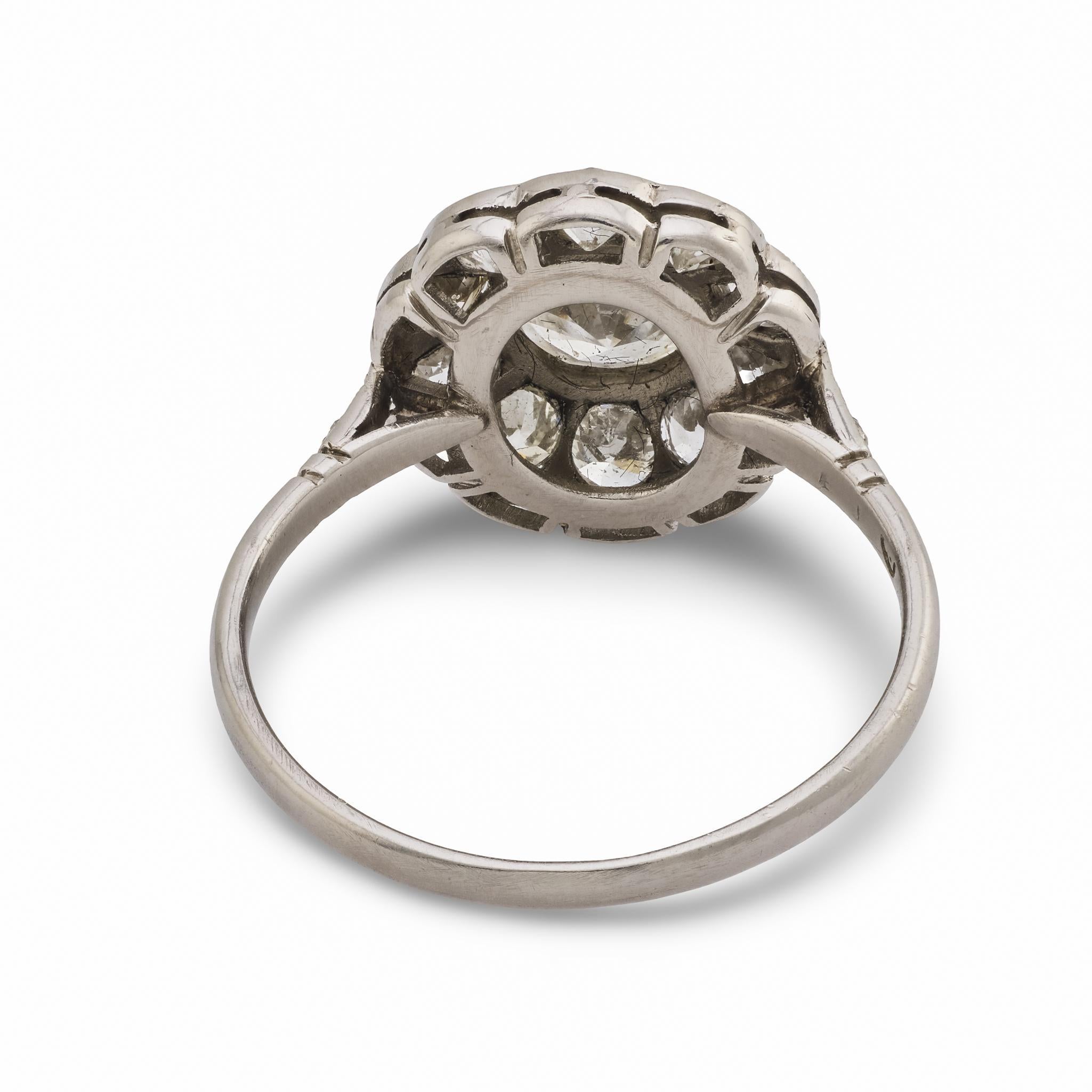 Edwardian 1,65 Karat Gesamtgewicht Diamant Platin-Cluster-Ring Damen im Angebot