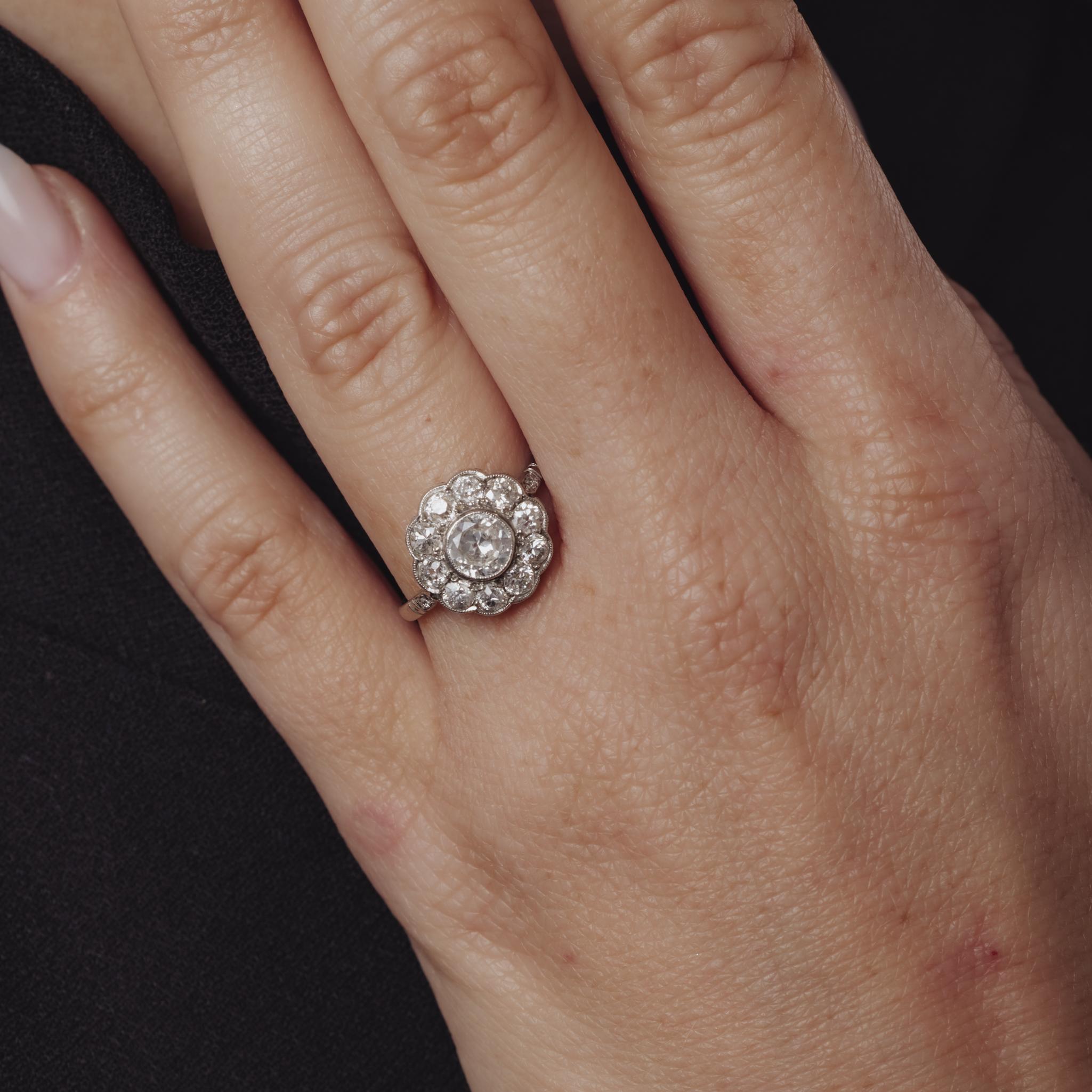 Edwardian 1,65 Karat Gesamtgewicht Diamant Platin-Cluster-Ring im Angebot 1