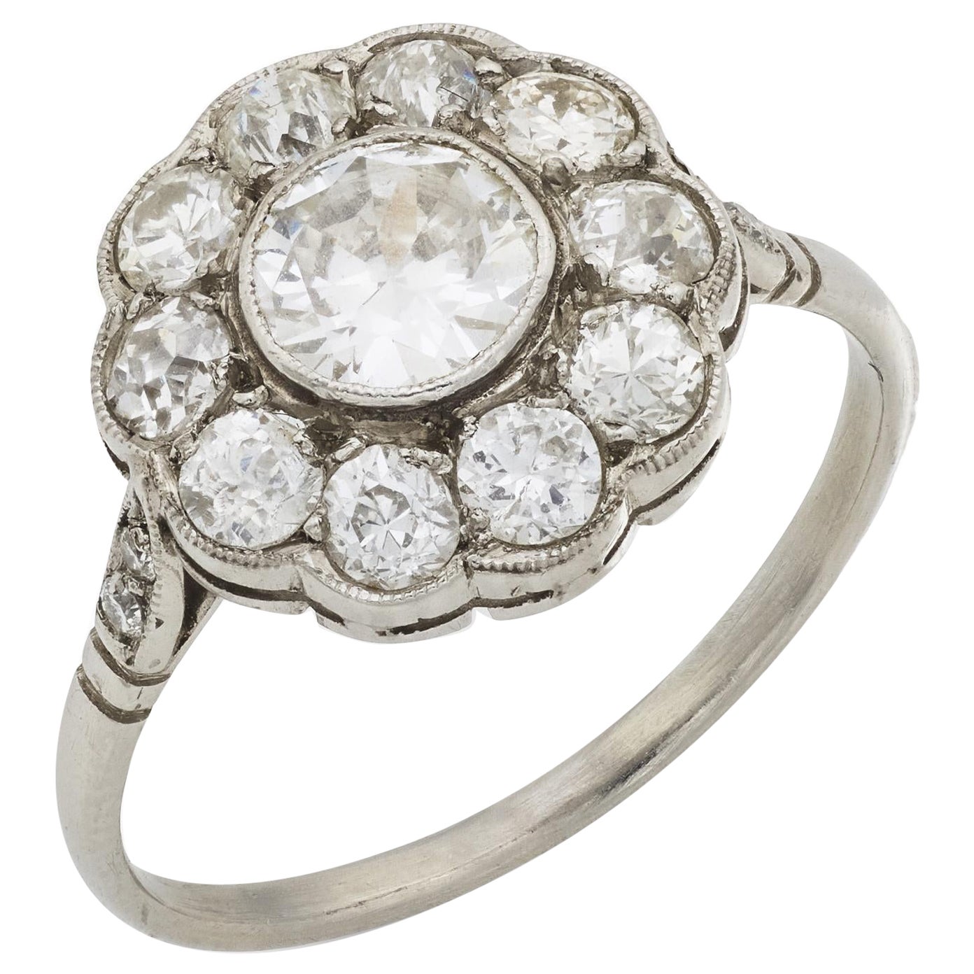Anello a grappolo di diamanti in platino di epoca edoardiana con peso totale di 1,65 carati in vendita