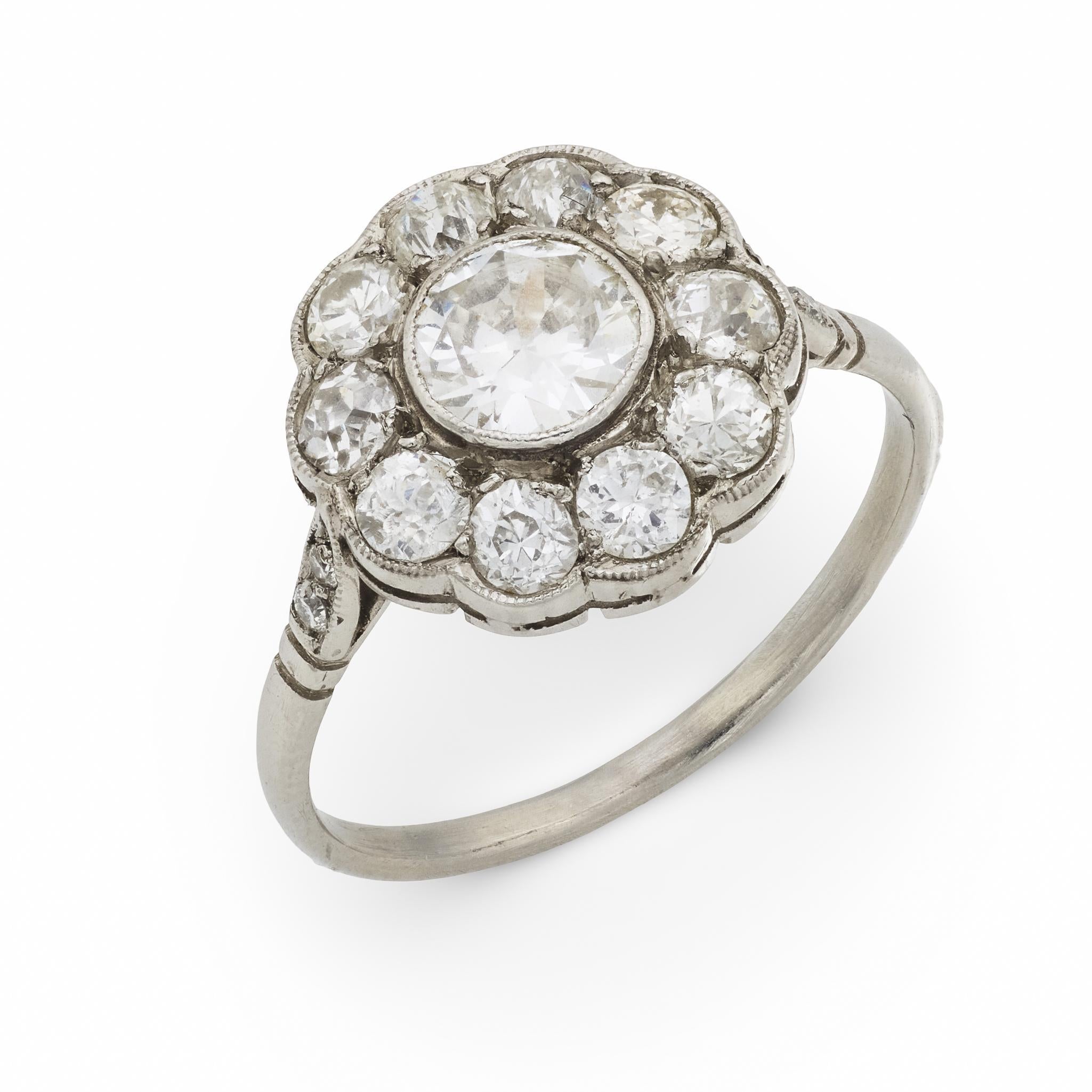 Edwardian 1,65 Karat Gesamtgewicht Diamant Platin-Cluster-Ring im Angebot