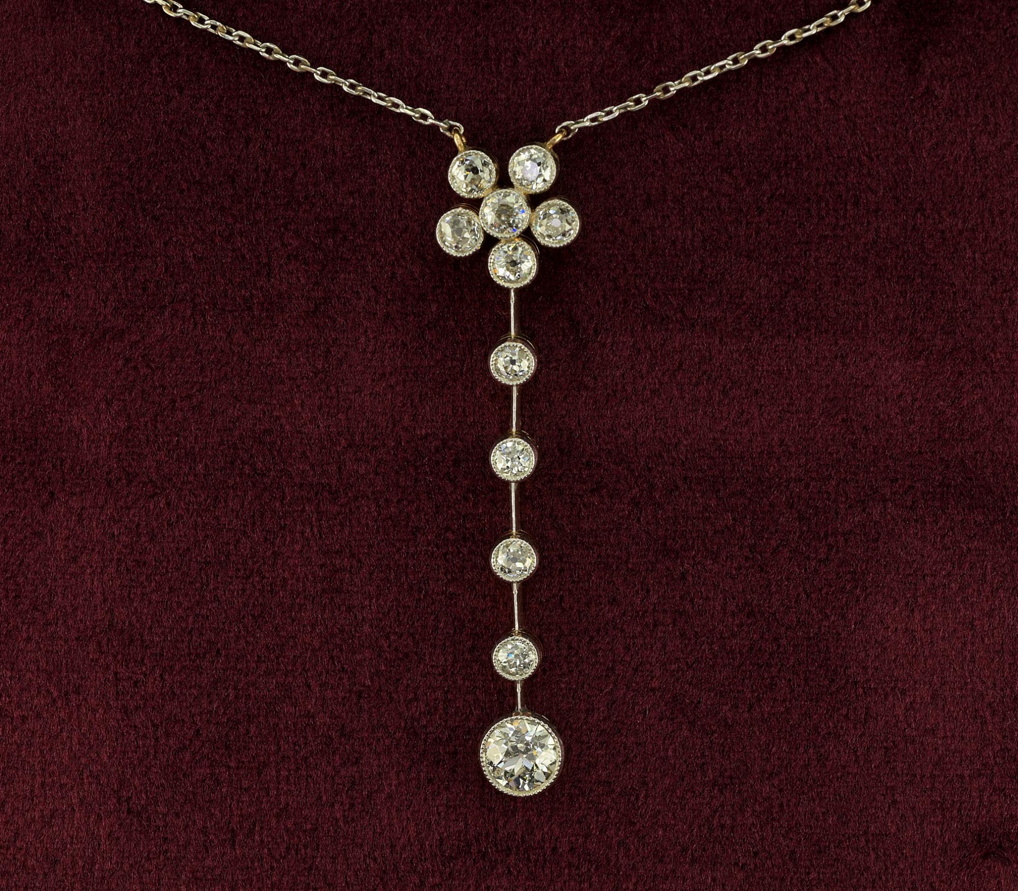 This charming antique Edwardian period necklace is 1905 ca
Exquisitely hand crafted of solid 18 Kt gold topped by Platinum
Consisting in a gorgeous center Daisy shaped Diamond set centre piece, with a line of Diamonds dropping down terminating with