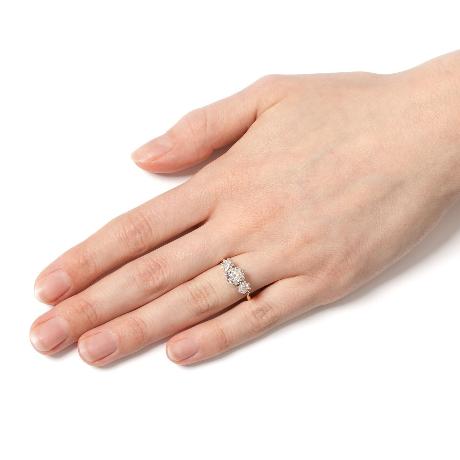 Bague édouardienne de 1,65ct Diamond Three Stone Ring, c.1910s Unisexe en vente