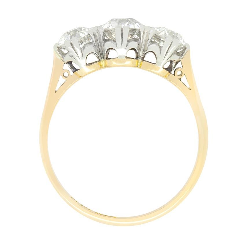 Trois étincelants diamants de taille ancienne sont mis en valeur dans cette magnifique bague de la période édouardienne. La pierre centrale est la plus grosse (0,70 carat), tandis que les deux pierres latérales sont de 0,50 carat chacune. Les trois