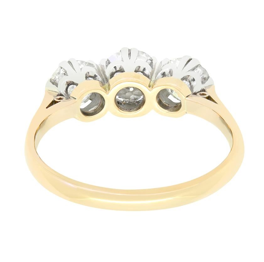 Taille vieille mine Bague édouardienne à trois pierres en diamant 1,70 carat, années 1910 en vente