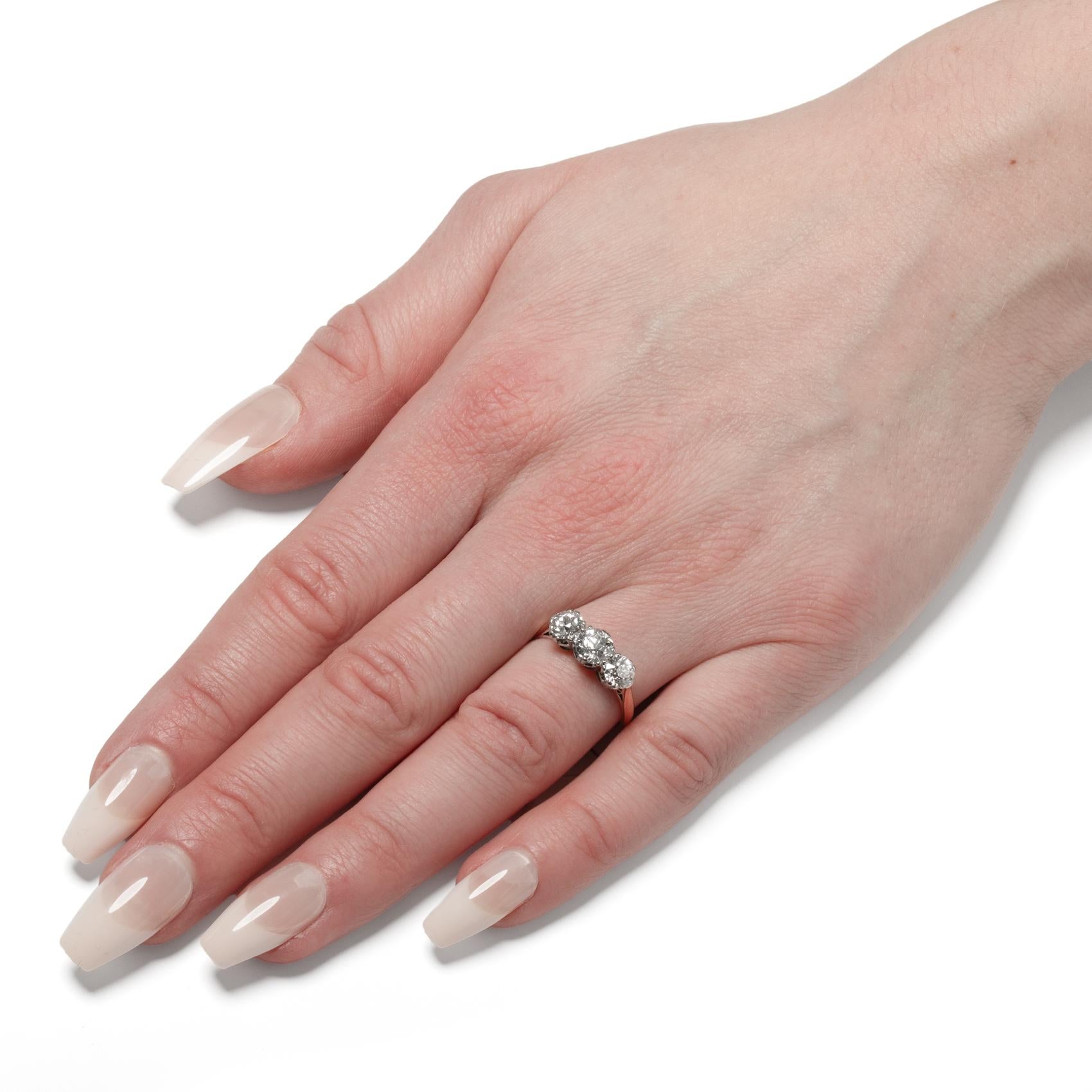 Bague édouardienne à trois pierres en diamant 1,70 carat, années 1910 Bon état - En vente à London, GB