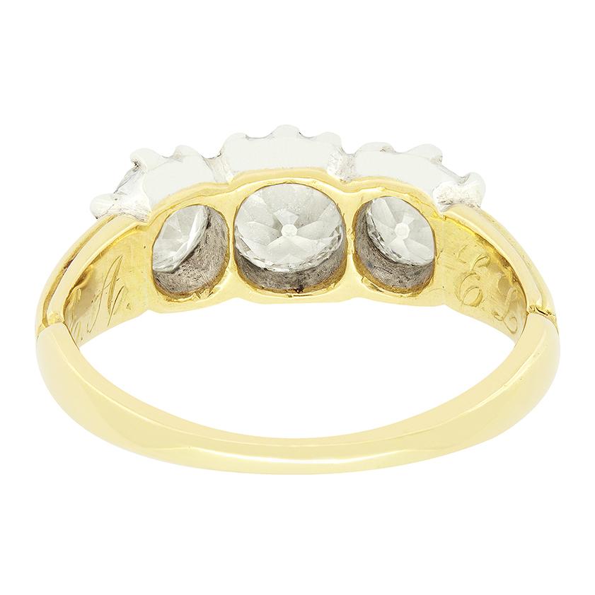 Un trio de diamants de taille ancienne est magnifiquement mis en valeur dans cette bague de style édouardien. La pierre centrale est la plus grosse avec 0,70 carat, tandis que les deux pierres latérales sont de 0,50 carat chacune. Les trois pierres