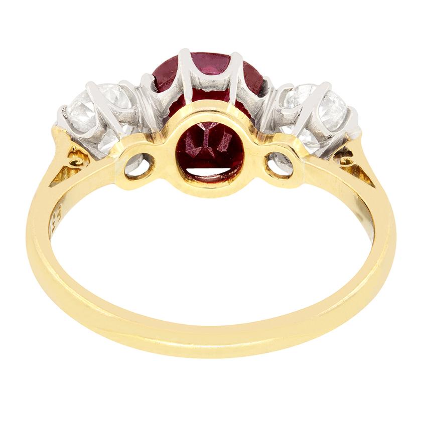 Edwardian 1.70ct Ruby and Diamond Trilogy Ring, c.1910s In Good Condition For Sale In London, GB