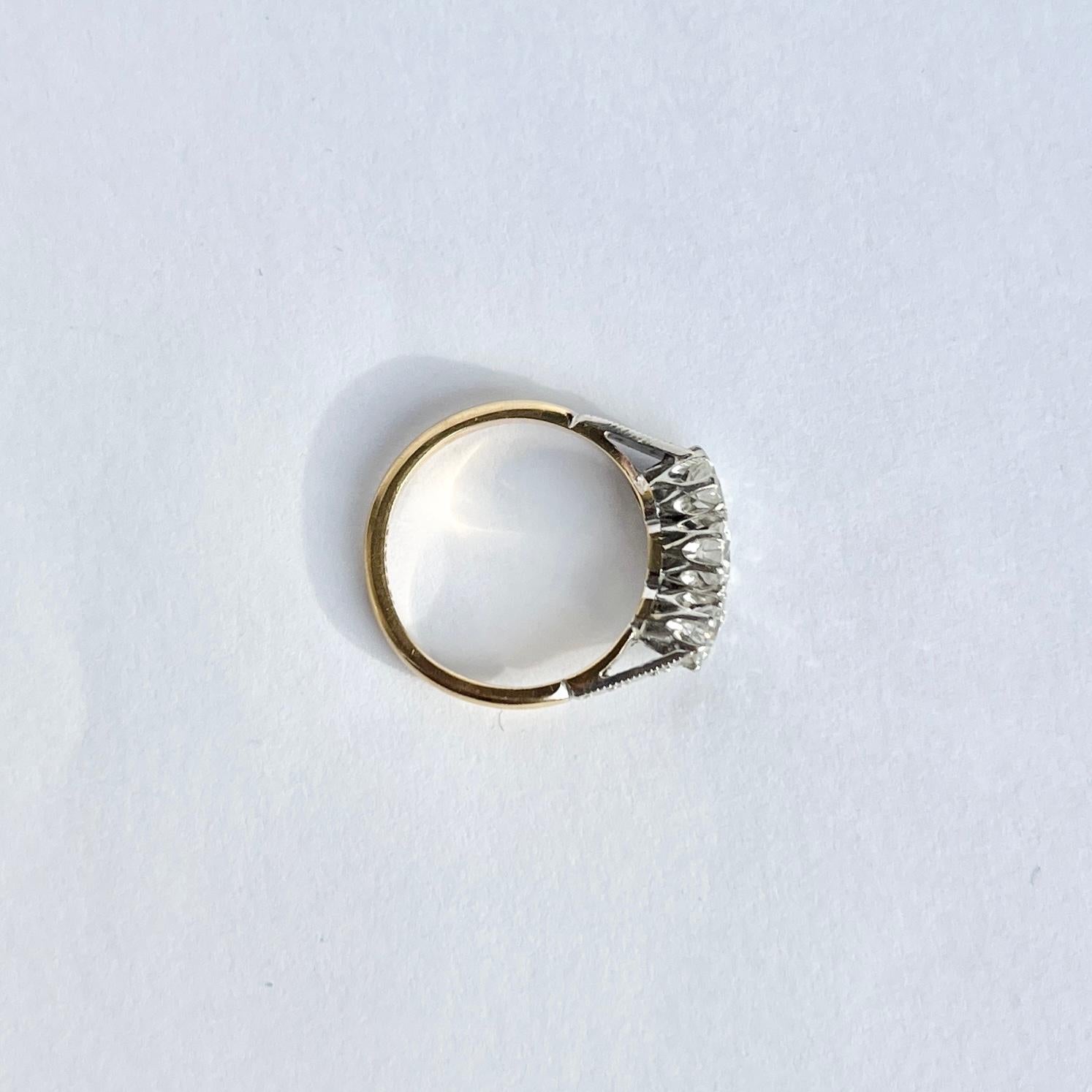 Dreisteiniger edwardianischer Ring aus 18 Karat Gold und Platin mit Diamanten (Rundschliff) im Angebot