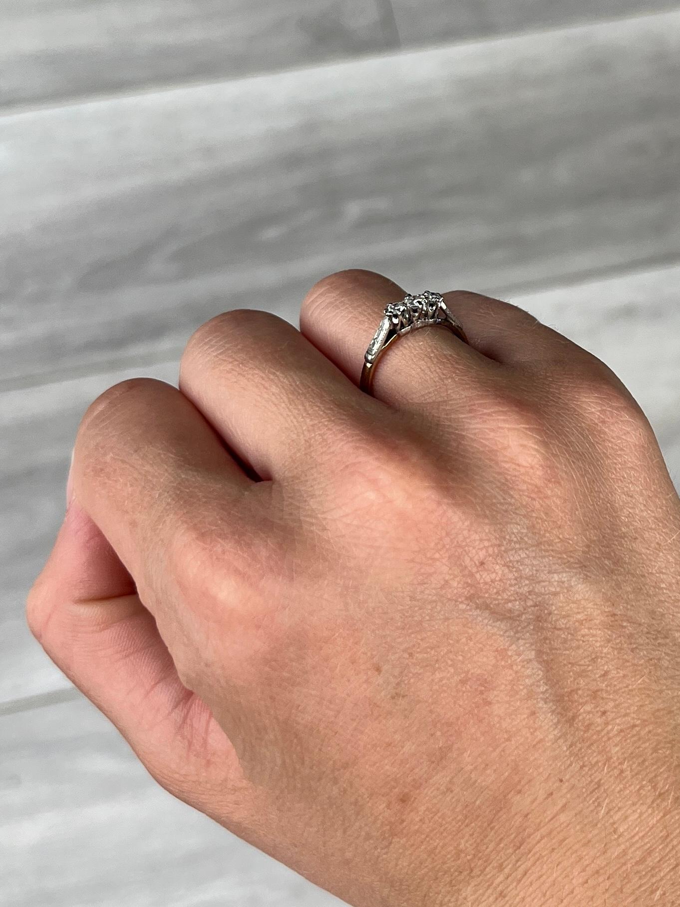 Questo anello con tre pietre è bellissimo e i diamanti sono luminosi e scintillanti. La pietra centrale misura 15pts e le due pietre più piccole misurano 8pts ciascuna. L'anello è realizzato in oro 18 carati e le pietre sono incastonate in platino.
