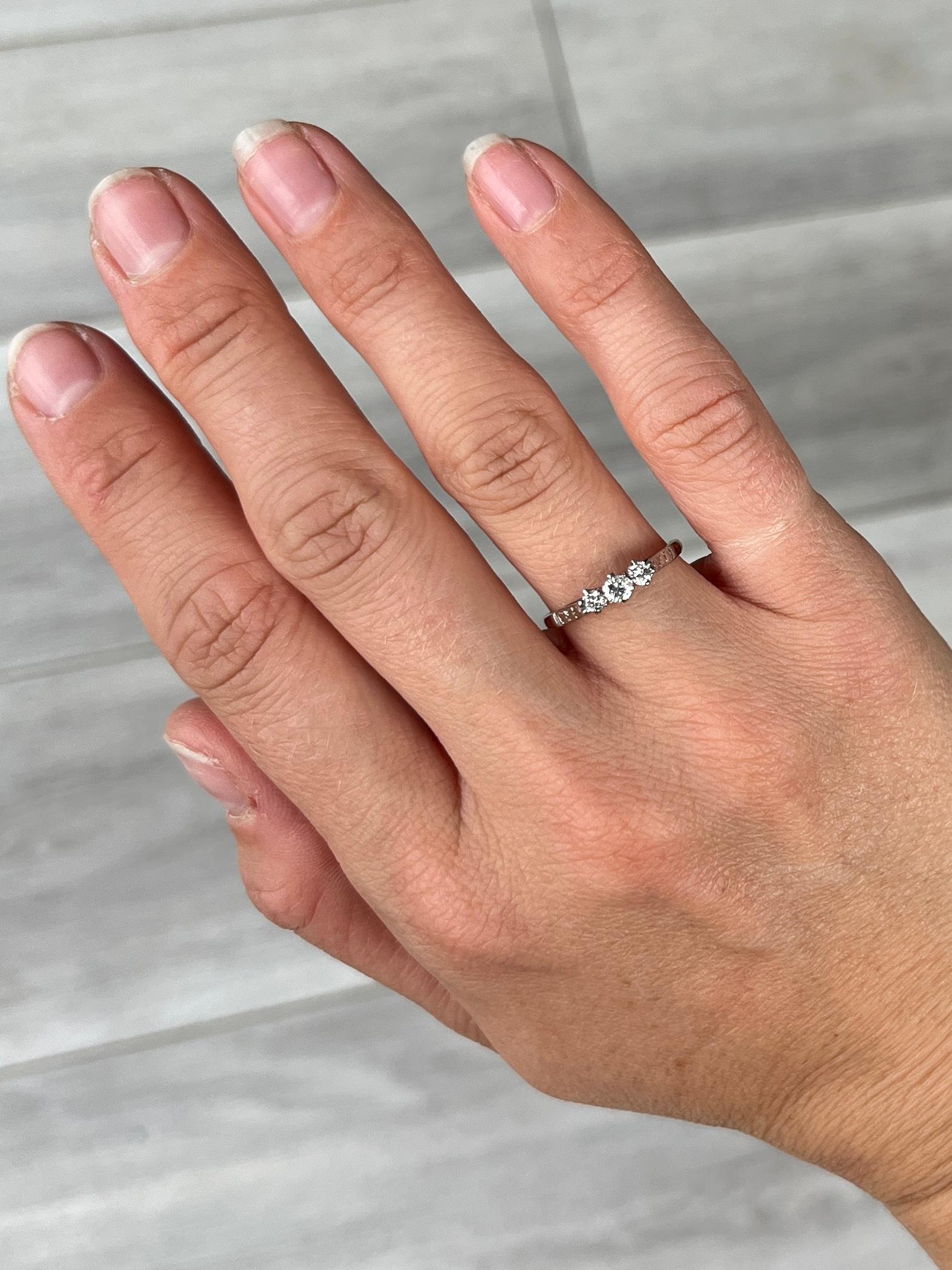 Edoardiano Anello edoardiano a tre pietre con diamante vecchio taglio europeo in oro 18 carati e platino in vendita
