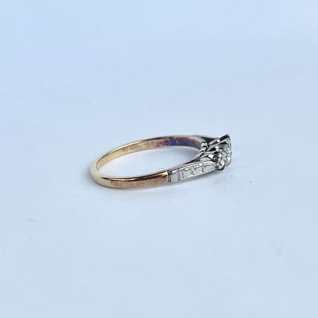 Anello edoardiano a tre pietre con diamante vecchio taglio europeo in oro 18 carati e platino In condizioni buone in vendita a Chipping Campden, GB