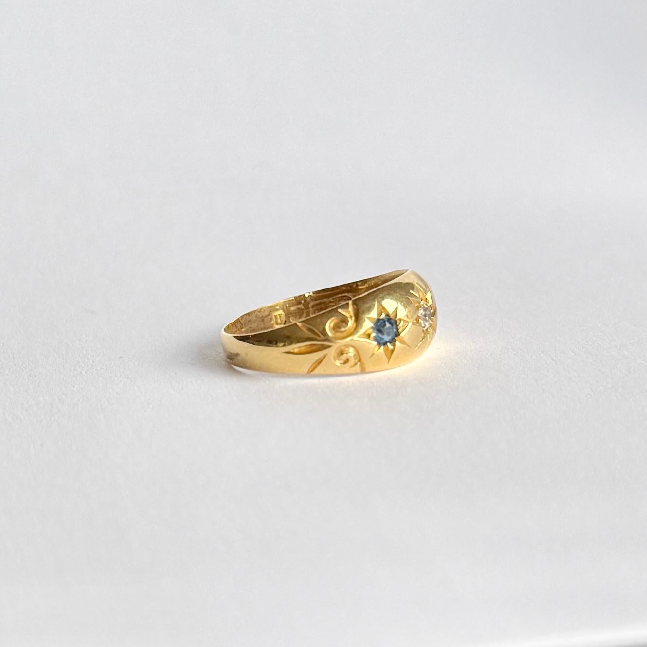 Questo anello contiene un diamante al centro di circa 7 carati e due zaffiri di 5 carati ciascuno. Questi sono impostati nelle impostazioni delle stelle. Completamente marcato Birmingham 1912. 

Misura dell'anello: M 1/2 o 6 1/2 
Larghezza della