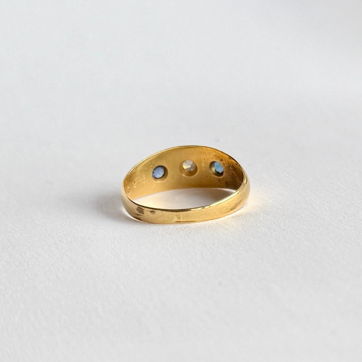 Art Déco Anello Edwardiano a tre pietre con diamanti e zaffiri in oro 18 carati in vendita