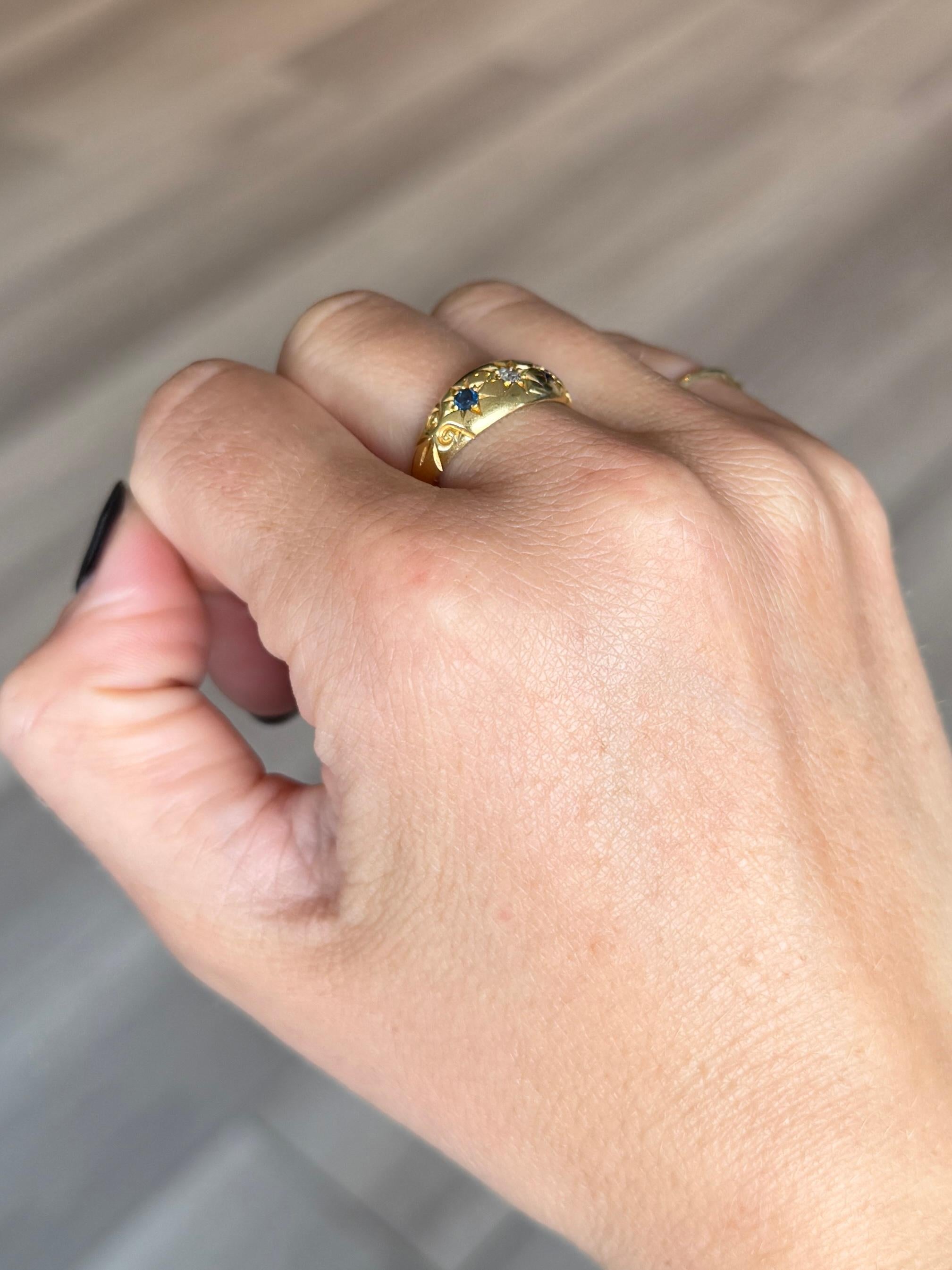 Anello Edwardiano a tre pietre con diamanti e zaffiri in oro 18 carati In condizioni buone in vendita a Chipping Campden, GB