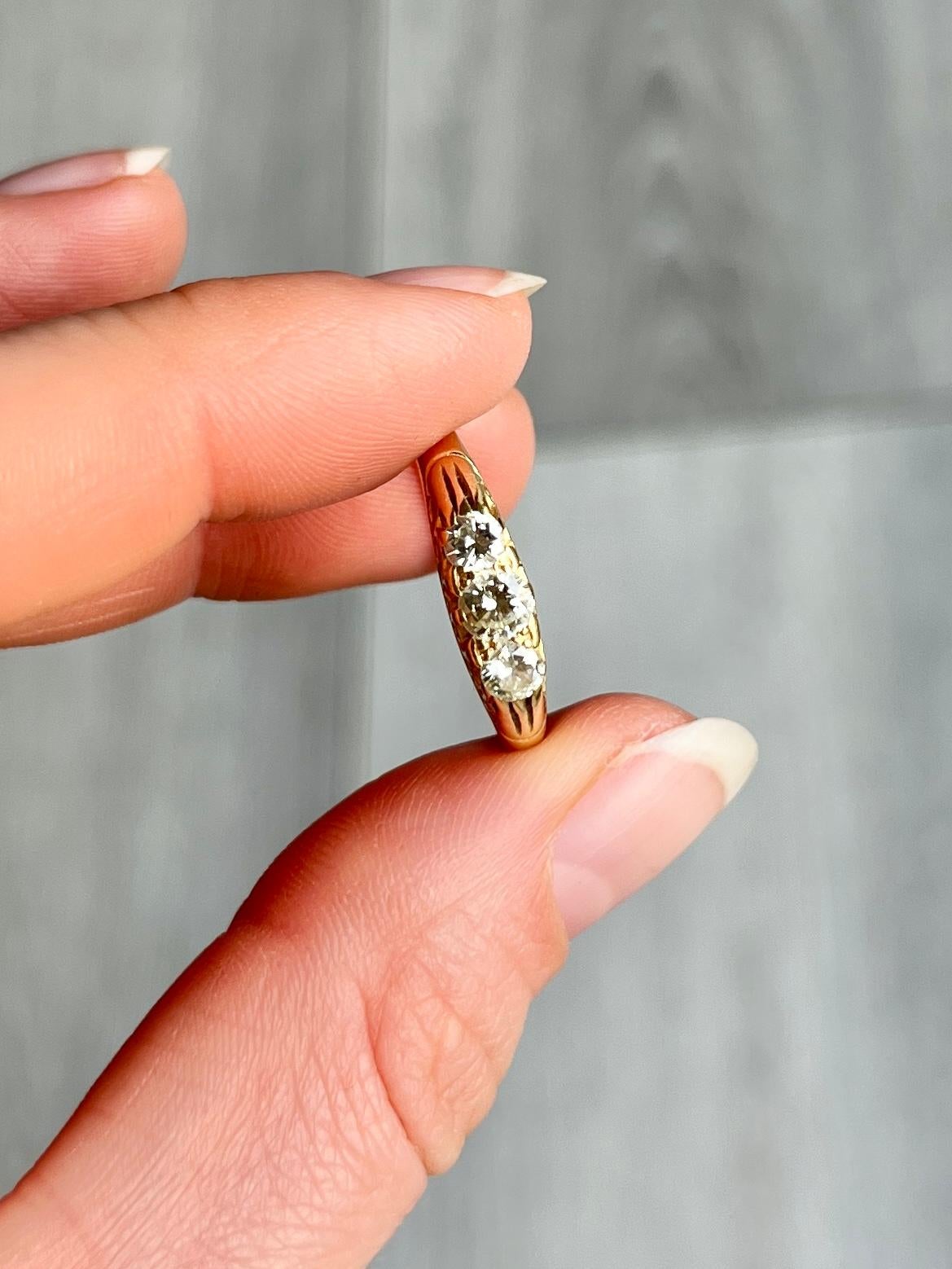 Ein wunderschöner Diamantring mit drei Steinen aus 18 Karat Gold. Der zentrale Diamant misst 25 Pence und die Steine an den Seiten jeweils 15 Pence. 

Ring Größe: O oder 7 1/4 
Höhe ohne Finger: 4mm

Gewicht: 4.1 g