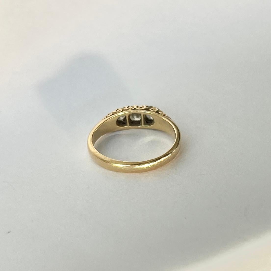 Dreisteiniger edwardianischer Ring aus 18 Karat Gold mit Diamanten im Zustand „Gut“ im Angebot in Chipping Campden, GB
