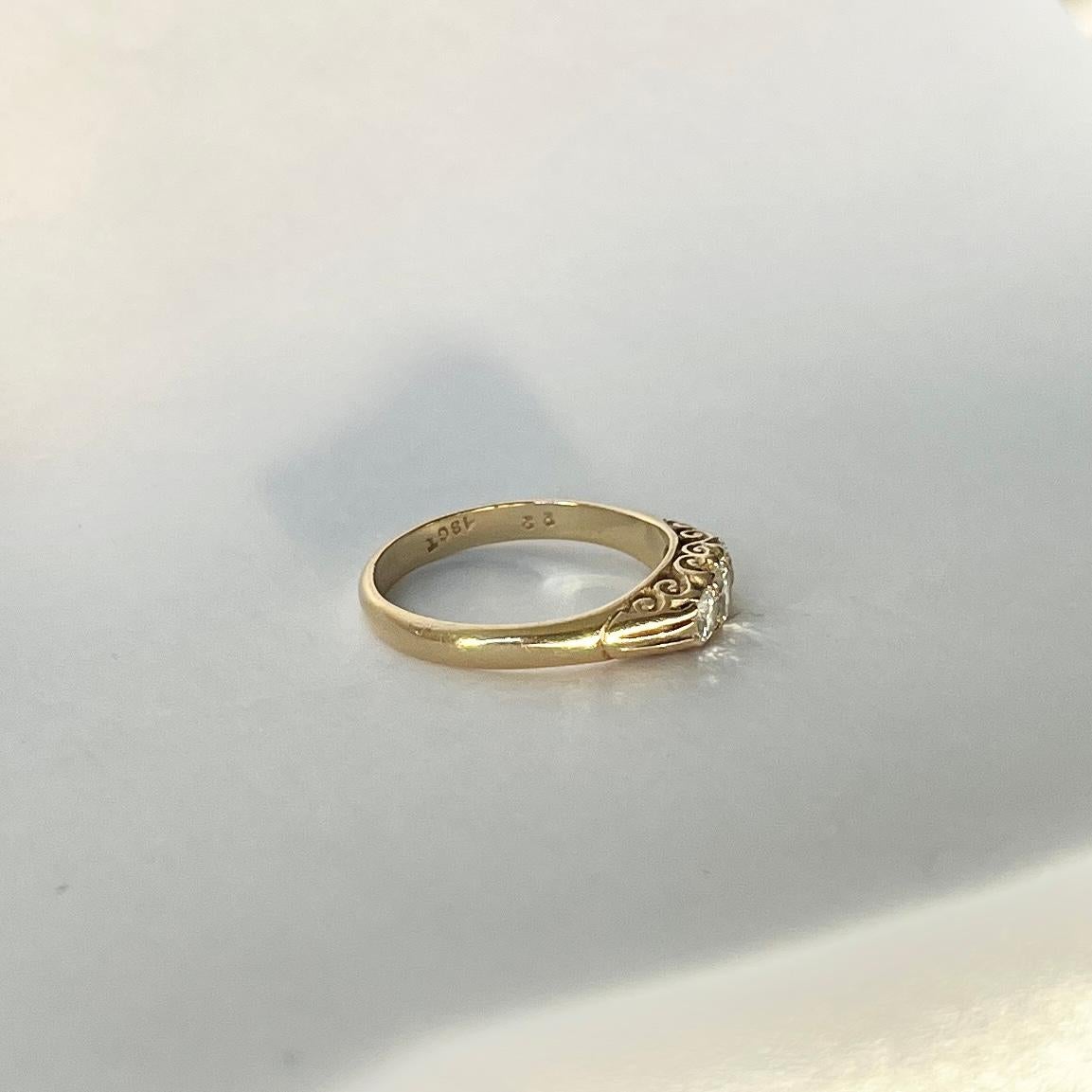 Dreisteiniger edwardianischer Ring aus 18 Karat Gold mit Diamanten für Damen oder Herren im Angebot