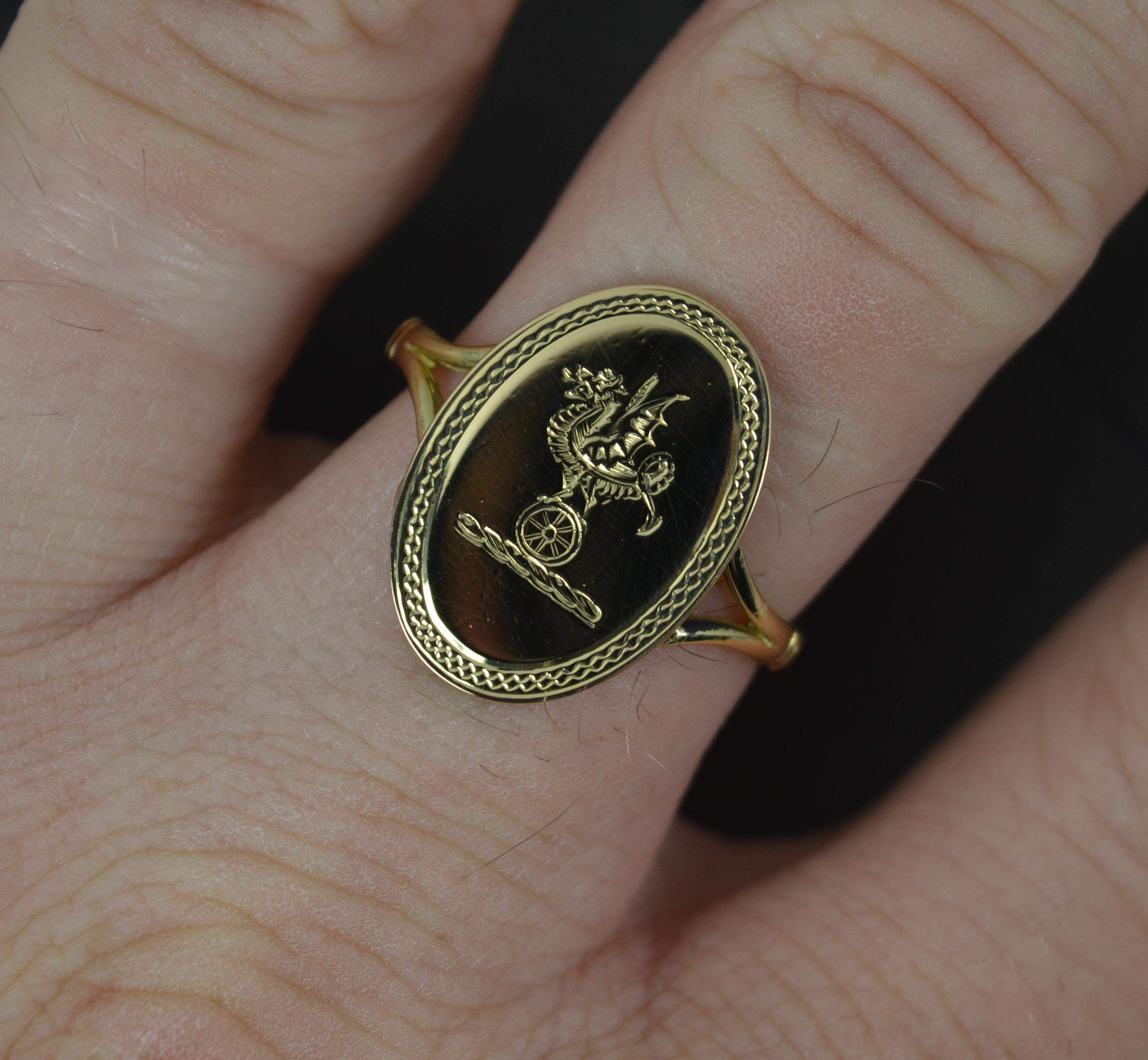 Bague signet édouardienne gravée en or 18 carats représentant un dragon Excellent état - En vente à St Helens, GB