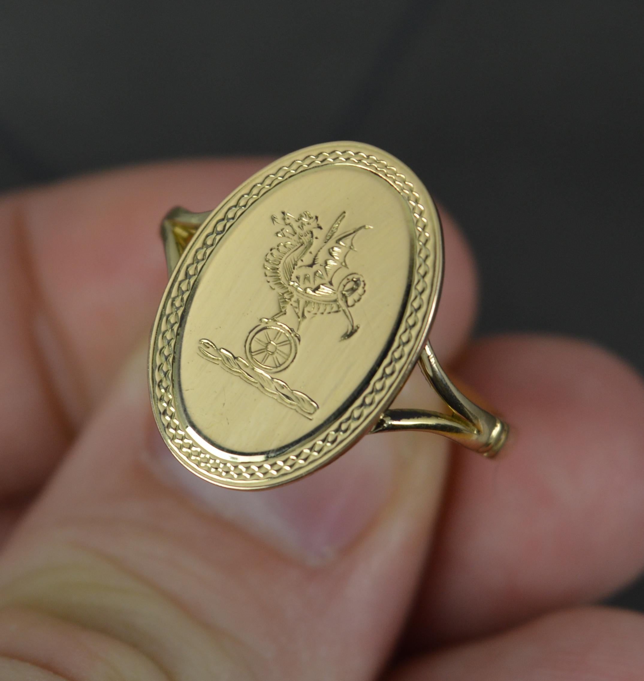 Bague signet édouardienne gravée en or 18 carats représentant un dragon en vente 3