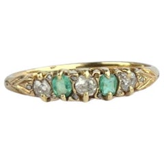 Fünfsteiniger edwardianischer Ring aus 18 Karat Gold mit Smaragd und Diamanten