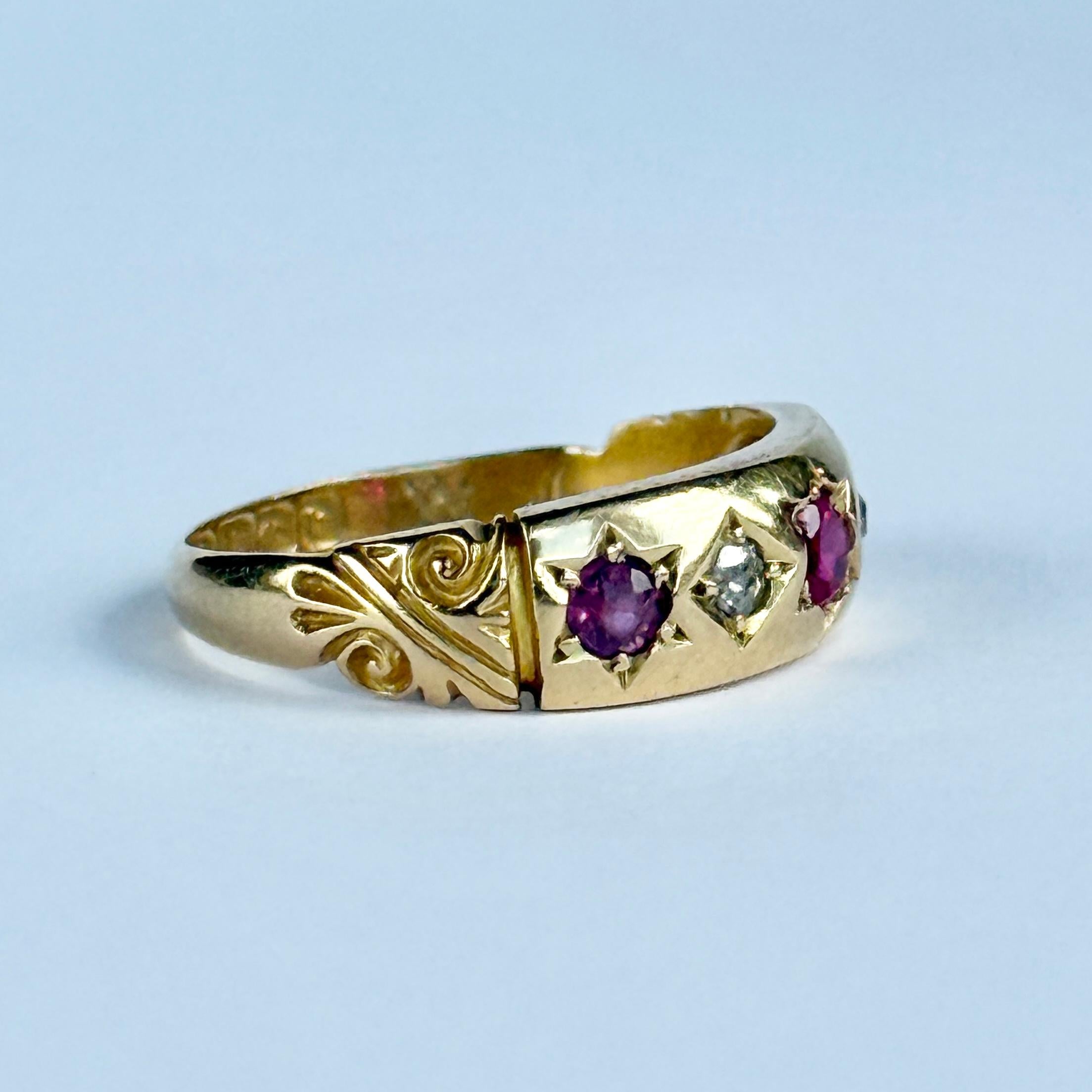 Anillo Eduardiano de Oro de 18 Quilates con Rubí y Diamantes de Cinco Piedras Corte europeo antiguo en venta