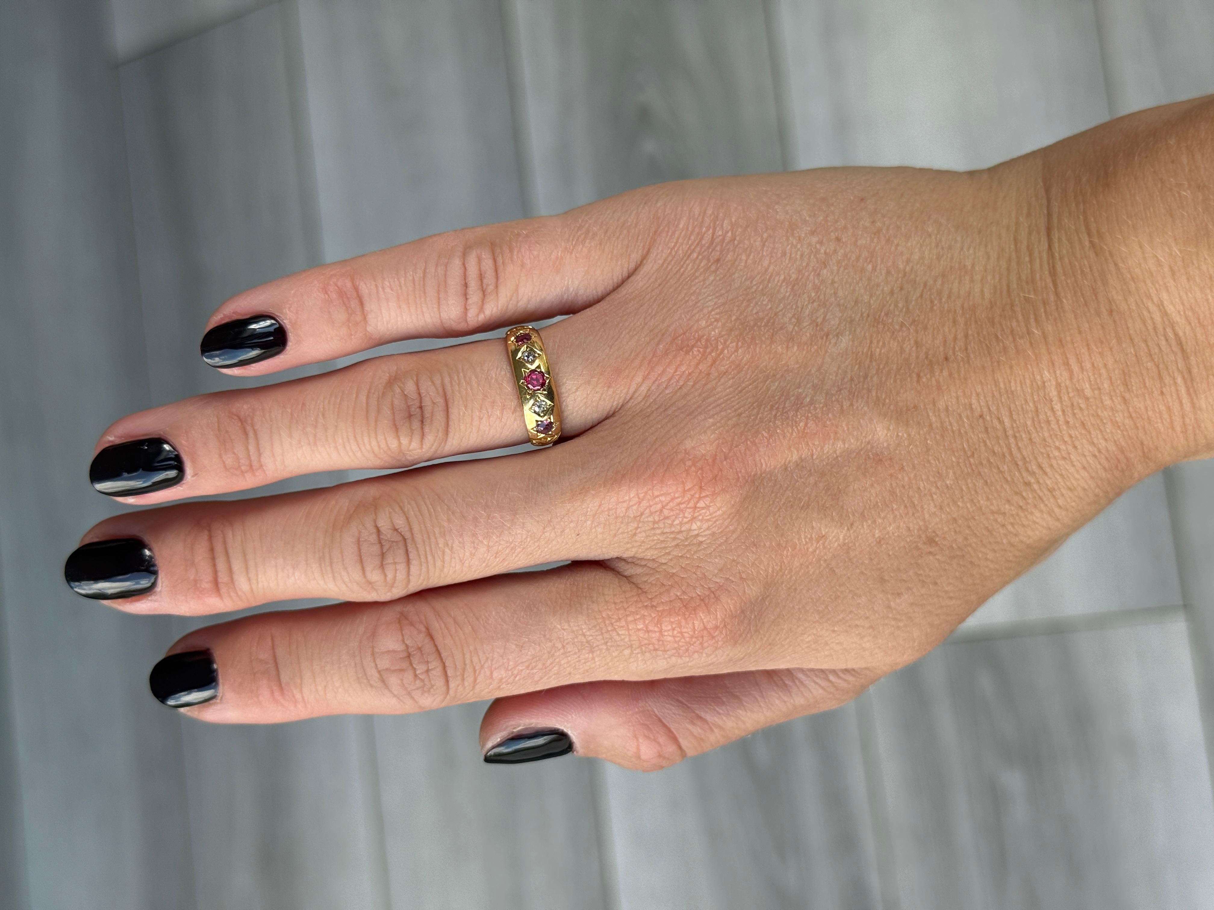 Anillo Eduardiano de Oro de 18 Quilates con Rubí y Diamantes de Cinco Piedras en Bueno estado para la venta en Chipping Campden, GB