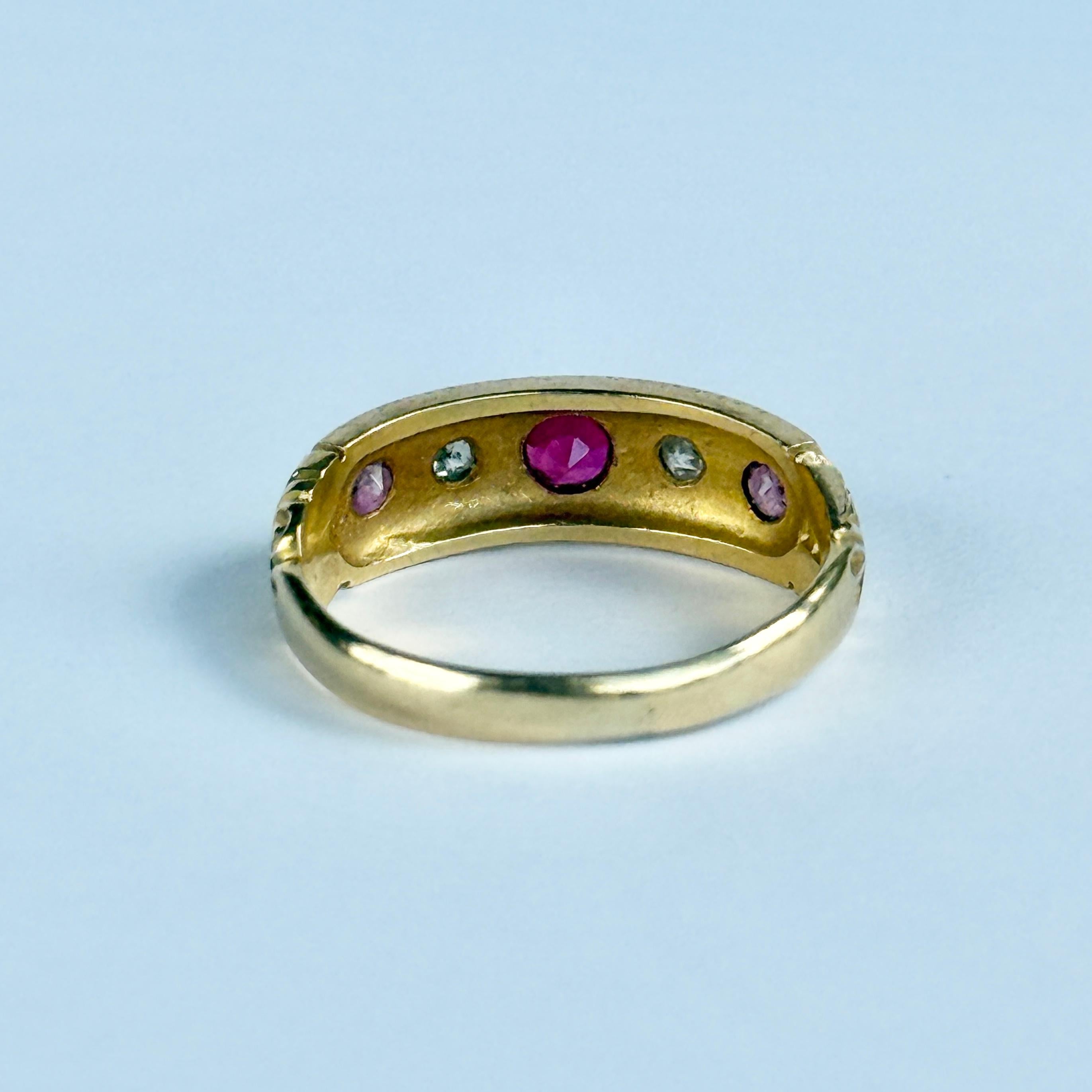 Femenino o masculino Anillo Eduardiano de Oro de 18 Quilates con Rubí y Diamantes de Cinco Piedras en venta