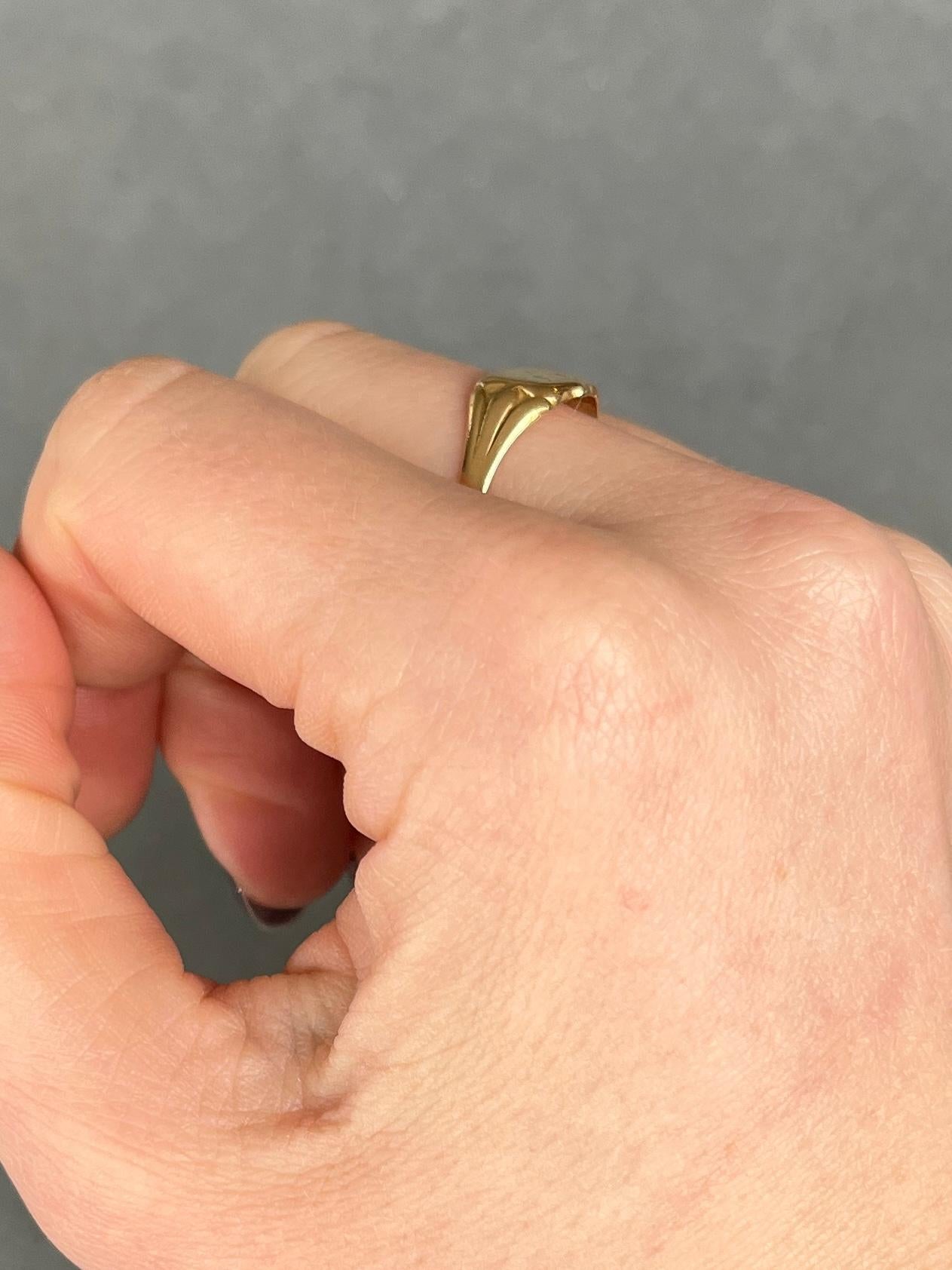 Dieser Ring ist aus glänzendem 18-karätigem Gold modelliert und hat eine schwache Gravur auf der Vorderseite. Die Buchstaben sind nicht zu erkennen und sind sehr subtil. Vollständig gestempelt Chester 1906.

RIng Größe: N 1/2 oder 7
Breiteste