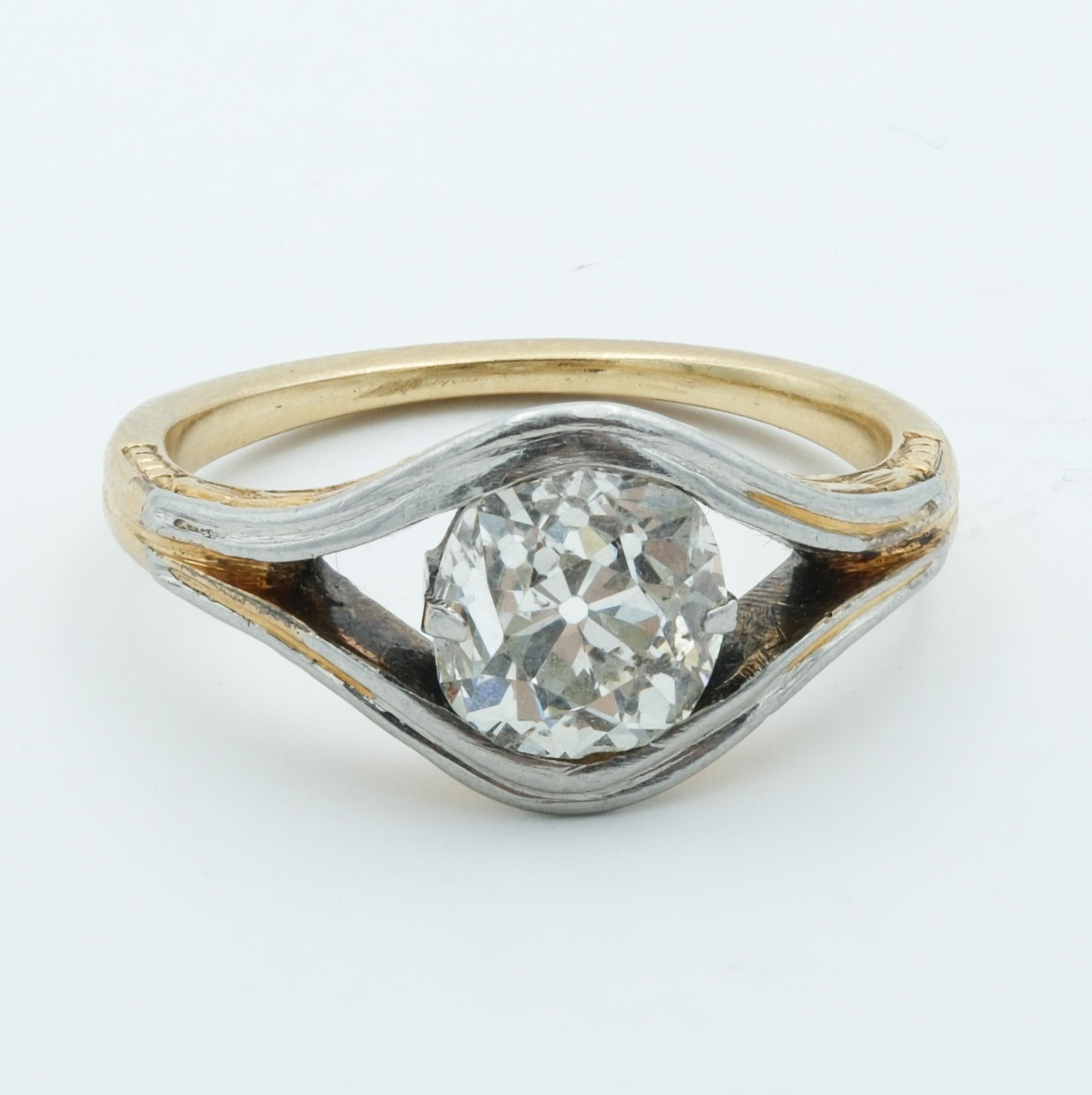 Dieser exquisite edwardianische Verlobungsring präsentiert einen luxuriösen Diamanten im Altminenschliff, der mit seinen beeindruckenden Facetten und seiner außergewöhnlichen Brillanz im Mittelpunkt des Geschehens strahlt. Der Diamant ist kunstvoll